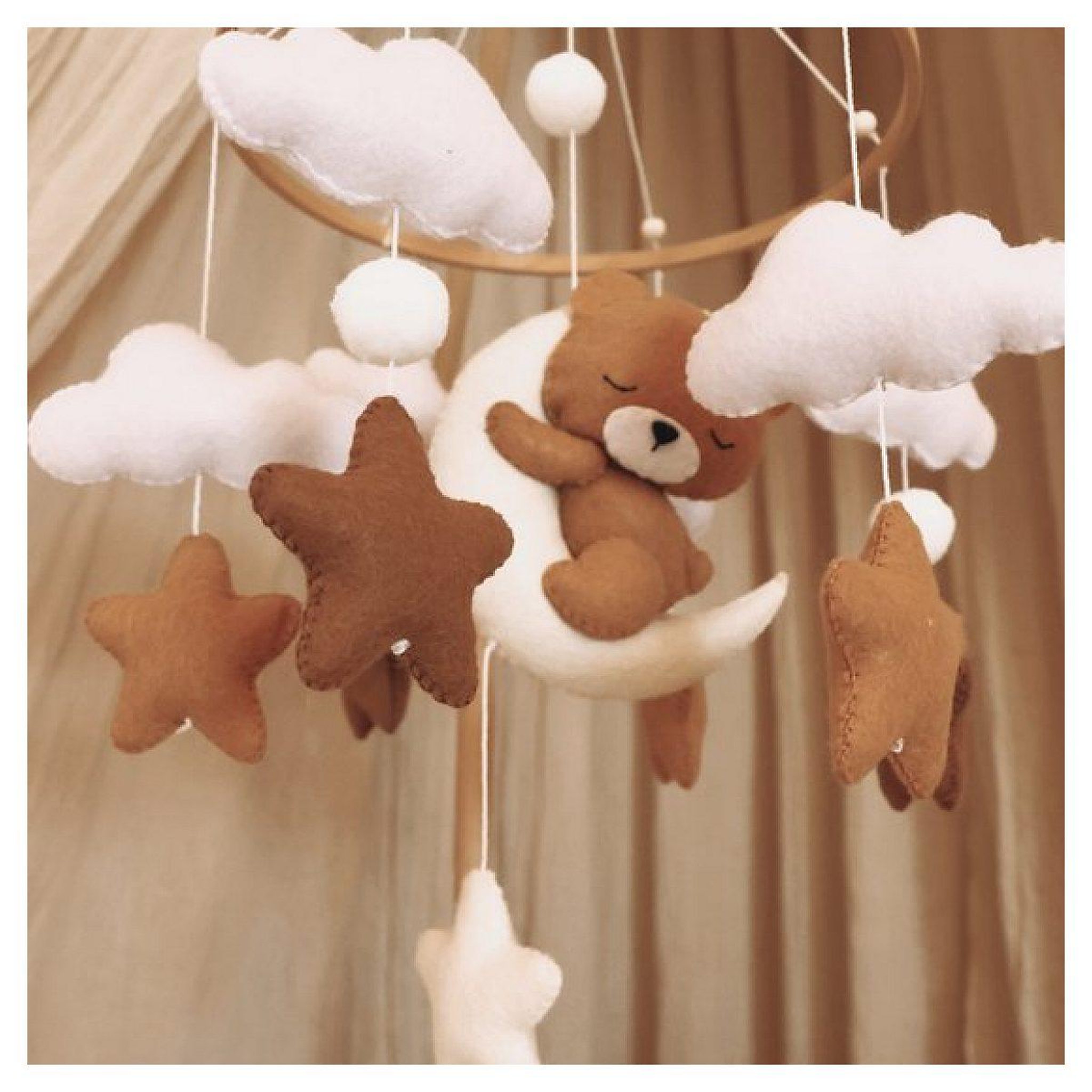 Voir la diapositive 3 : LITTLE LOUA Mobile bébé sleeping teddy fait main