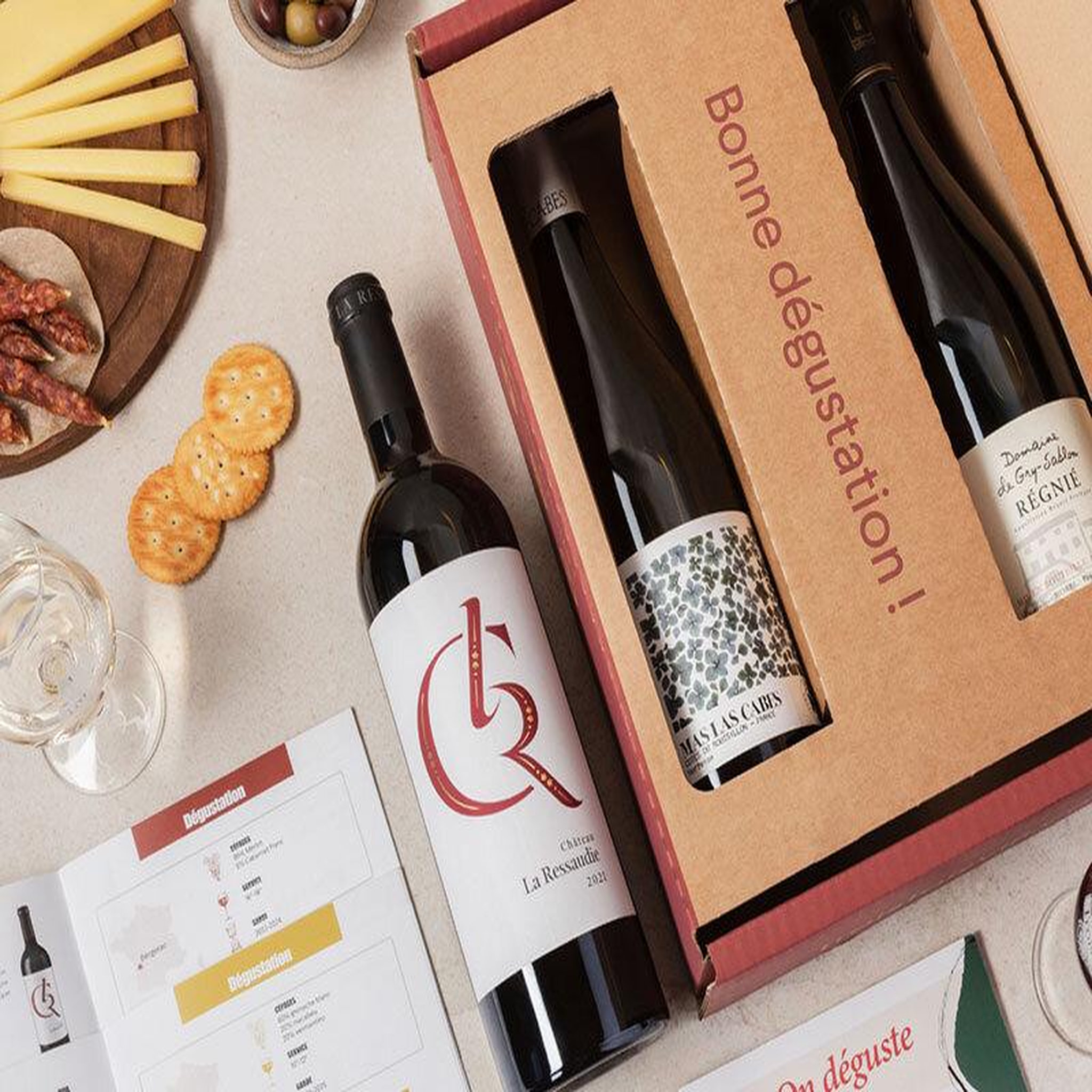 Voir la diapositive 2 : Smartbox Abonnement de 2 mois : 3 bouteilles de vin par mois et livret de dégustation - coffret cadeau gastronomie