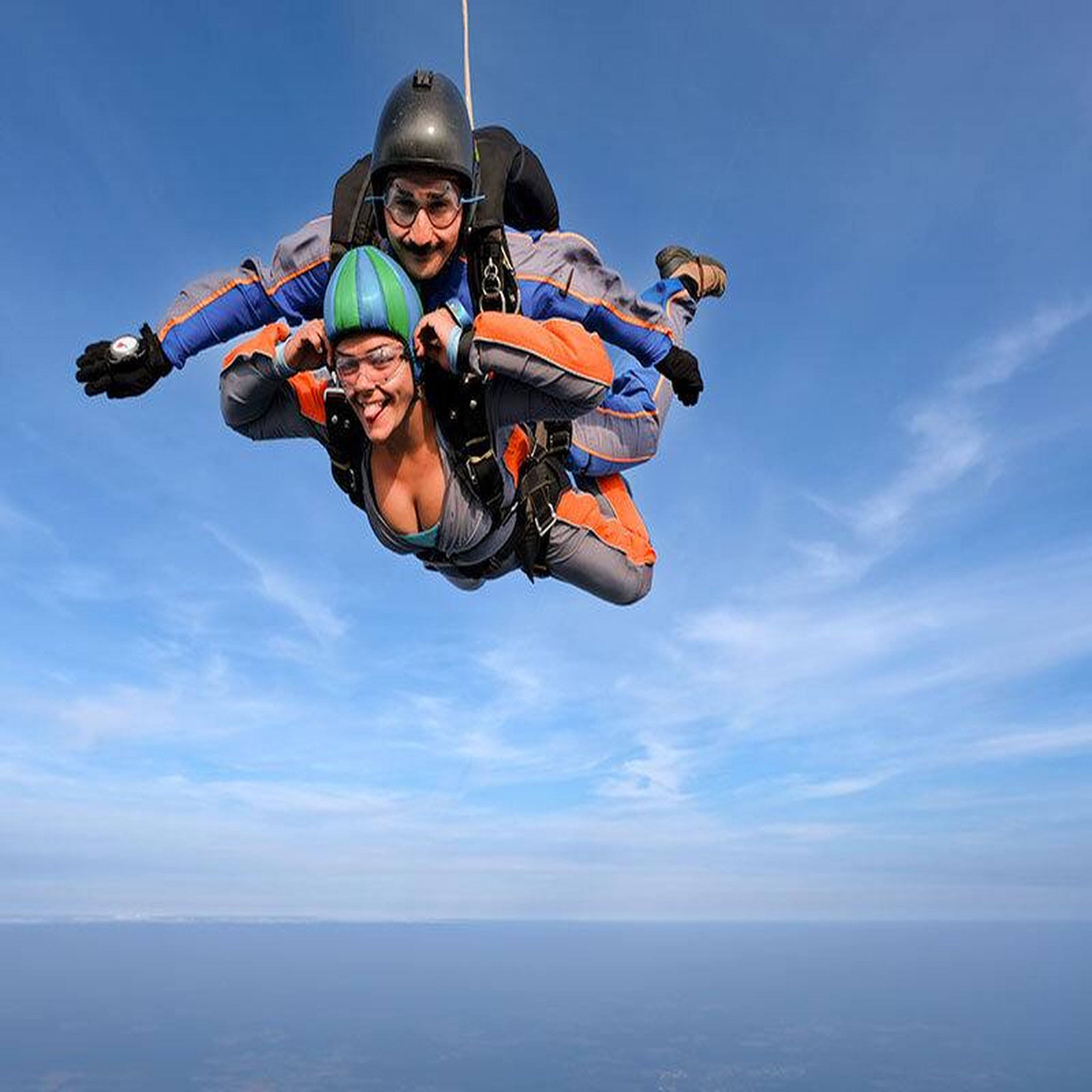 Voir la diapositive 2 : Smartbox Saut en parachute en tandem - Coffret Cadeau Sport & Aventure
