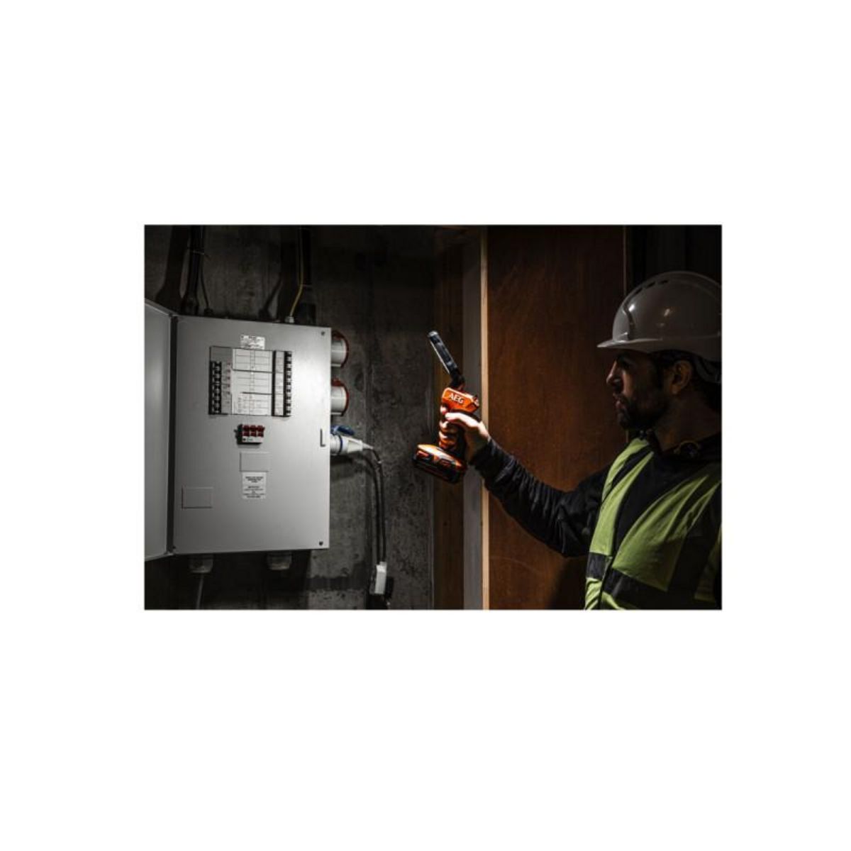 AEG Lampe d'inspection led AEG 18V - tête pivotante - 800 lumens - sans batterie ni chargeur - BSL18-1