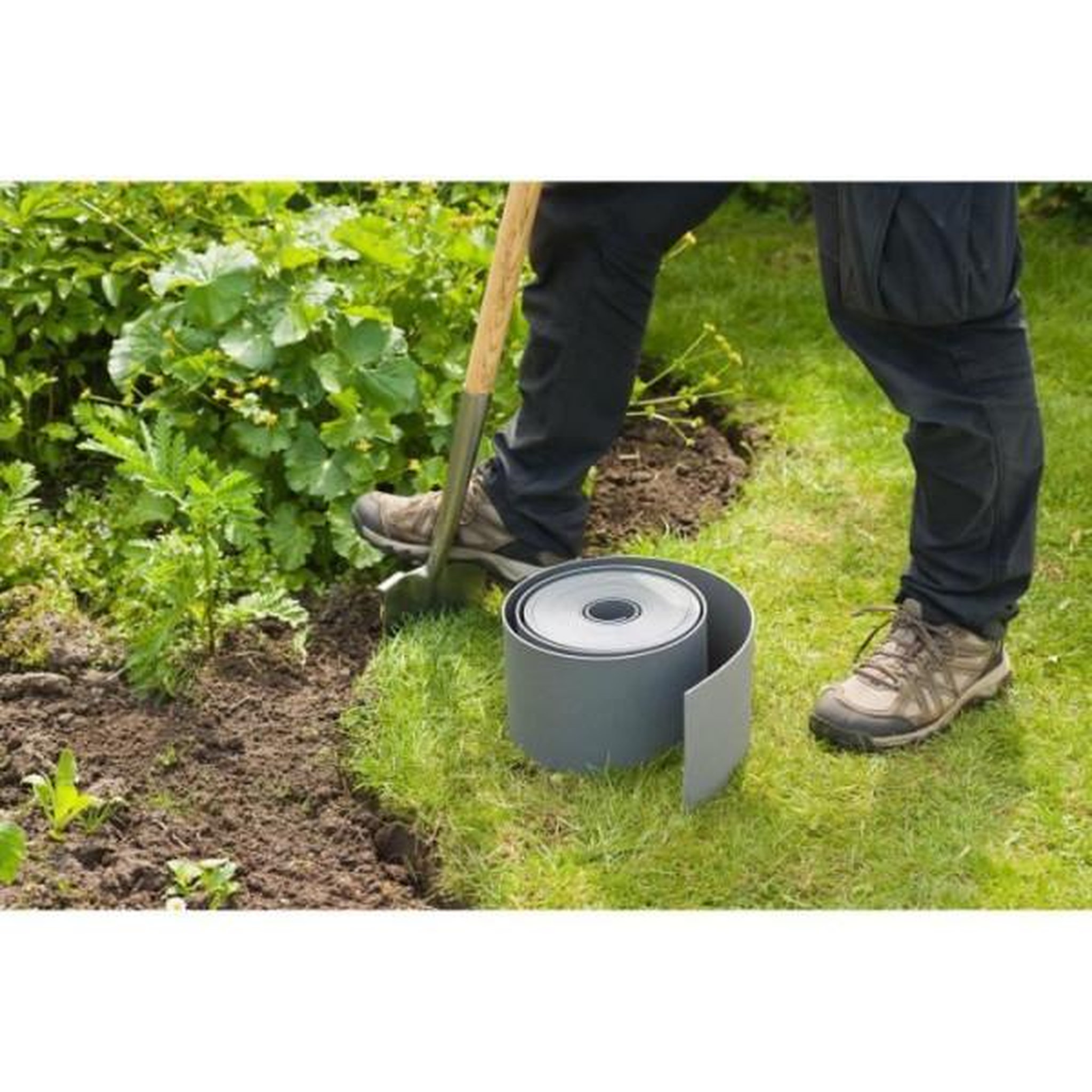 Voir la diapositive 6 : NATURE Bordure de jardin - NATURE - Gris - PE recyclé, épaisseur 3 mm - H15 cm x 10 m - 10 Ancres grises - H26,7 x 1,9 x 1,8 cm