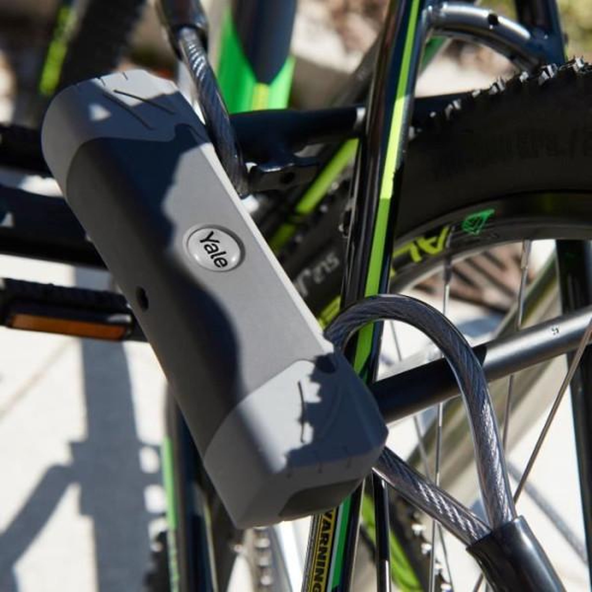 Voir la diapositive 2 : YALE Câble antivol - yale - yc1/10/220/1 - longueur 2,2m en spirale a 2 boucles en acier tressé pour vélo et vtt - noir et gris
