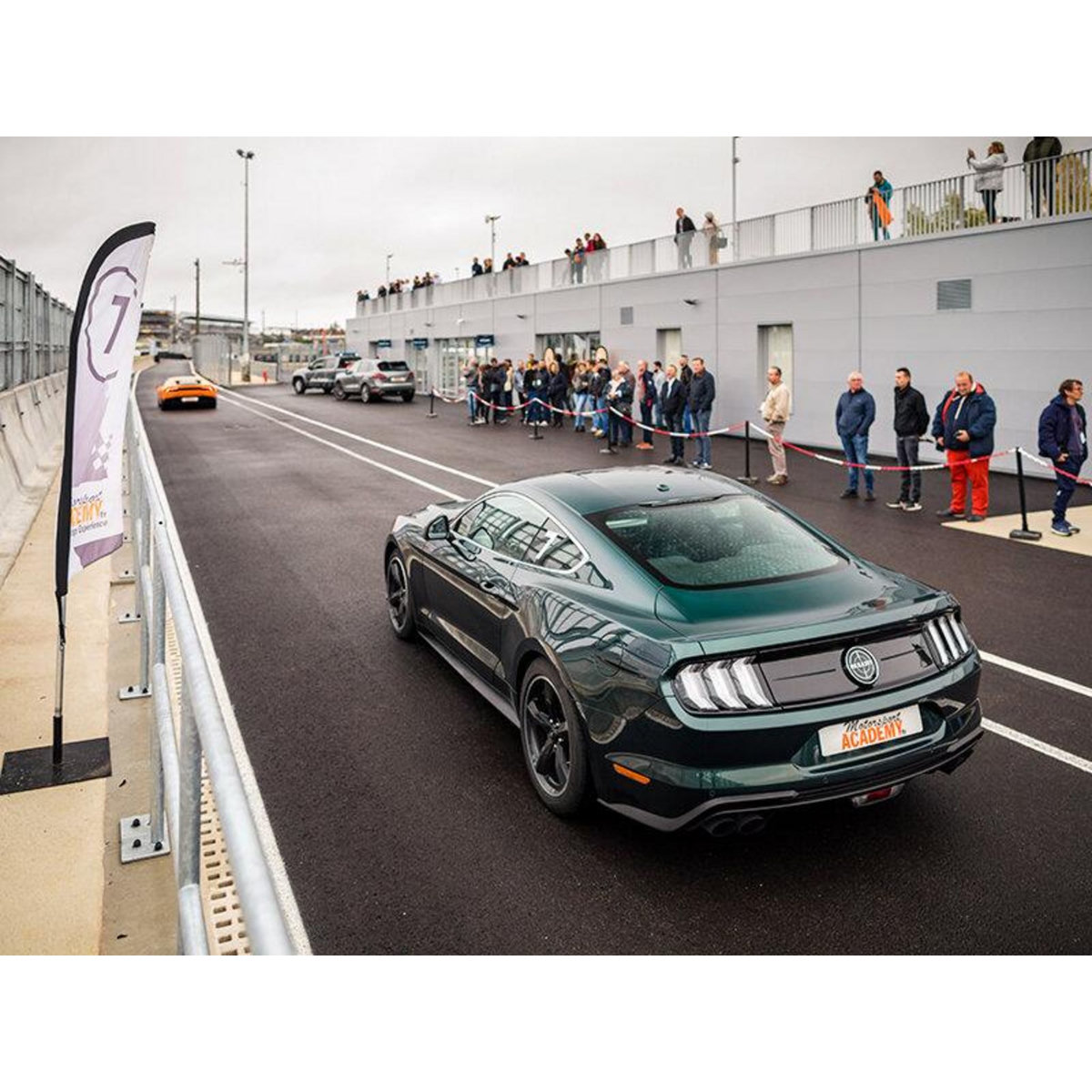 Smartbox Stage de pilotage : 2 tours de circuit au volant d'une Ford Mustang Bullitt - Coffret Cadeau Sport & Aventure