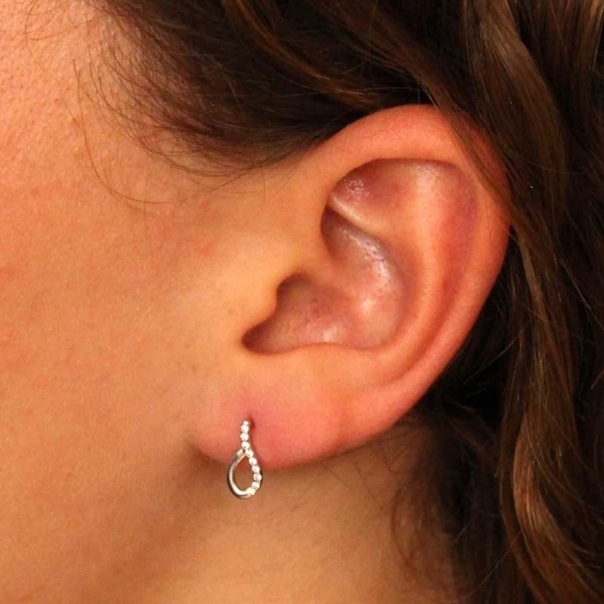 Voir la diapositive 4 : L'ATELIER D'AZUR Boucles d'Oreilles Or Blanc Gouttes Pavées de Zirconiums - Femme