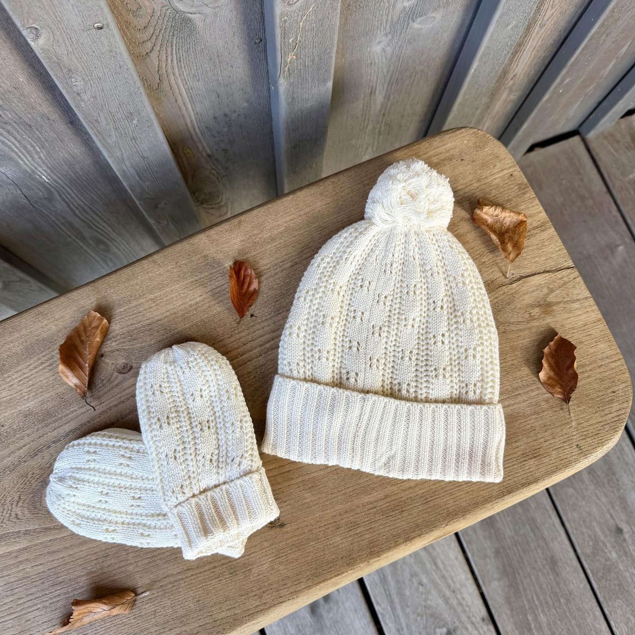 Voir la diapositive 4 : PETIT BEGUIN Bonnet bébé et moufles en tricot Elise