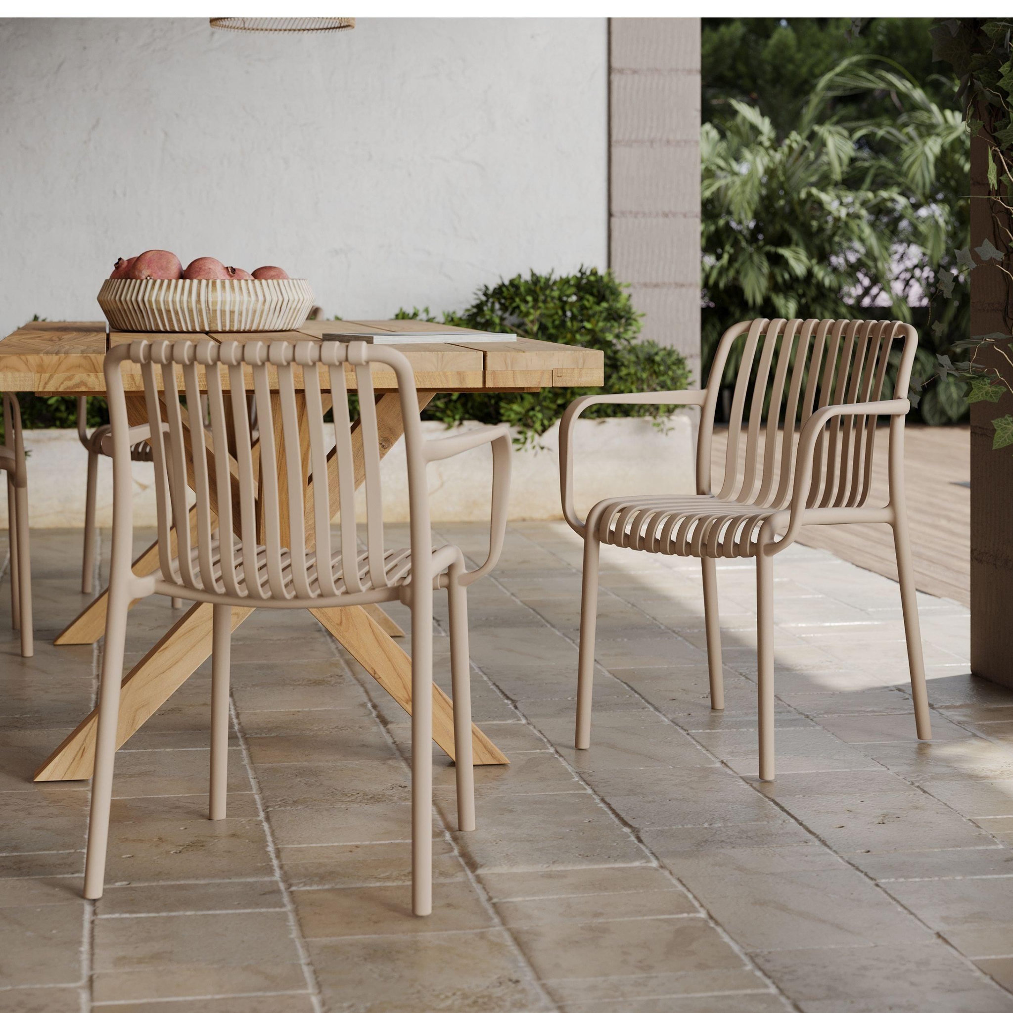 Voir la diapositive 2 : MAISON PAVANE Lot de 2 chaises de jardin empilables en plastique beige-ivy