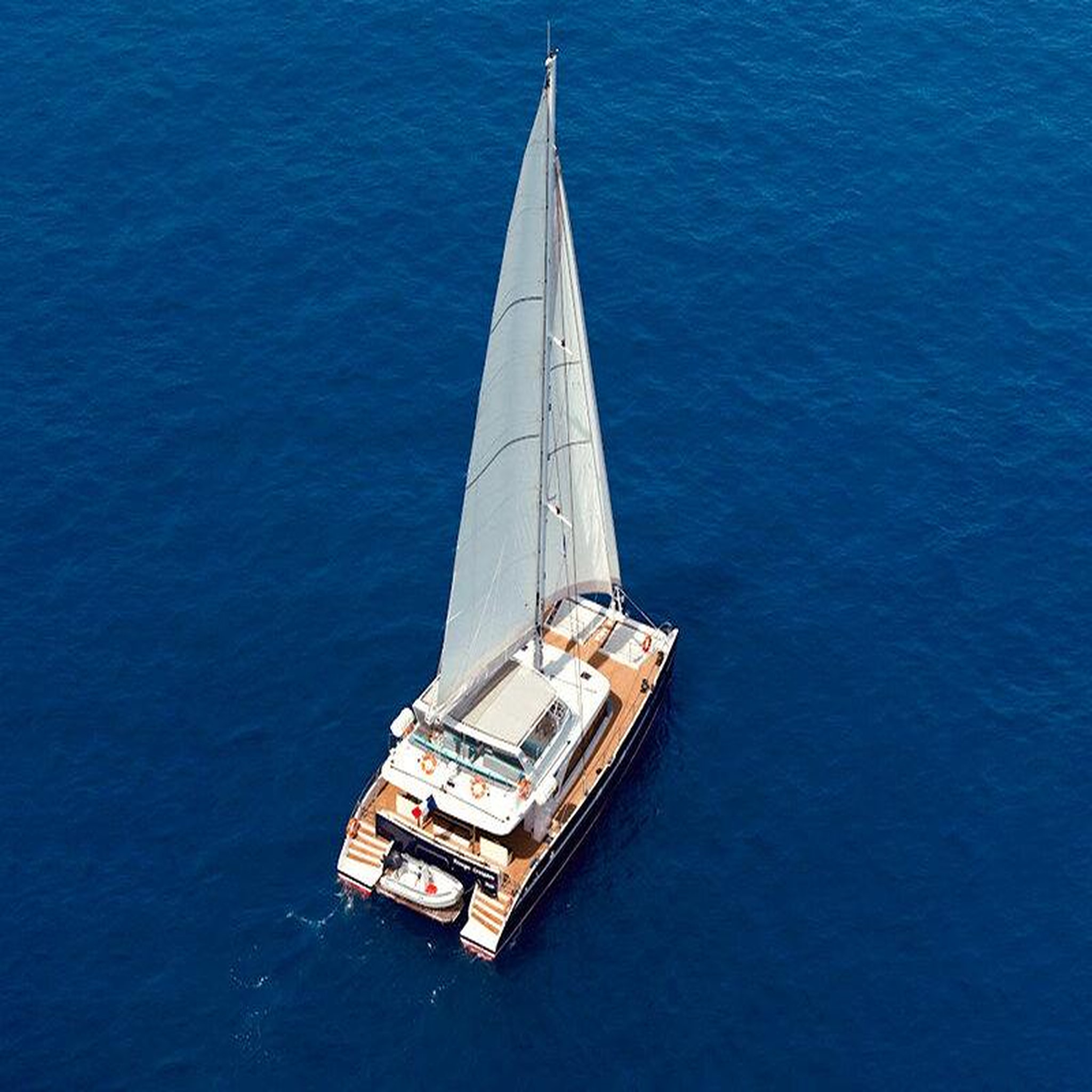 Voir la diapositive 2 : Smartbox Croisière en catamaran pour 2 adultes et 2 enfants à l'île de ré - coffret cadeau sport & aventure