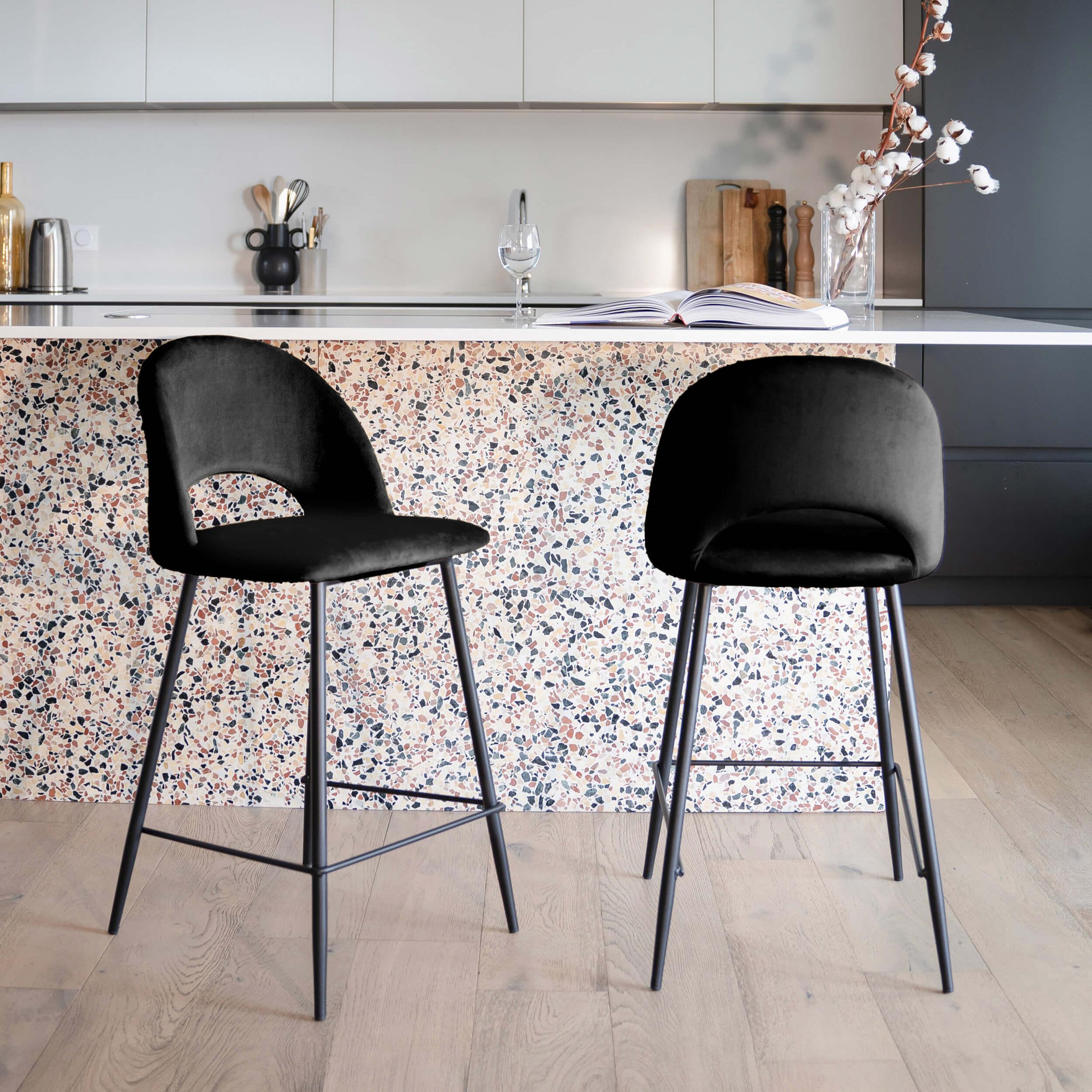 Voir la diapositive 2 : MAISON PAVANE Lot de 2 chaises pour îlot central 65 cm en velours noir-pénélope