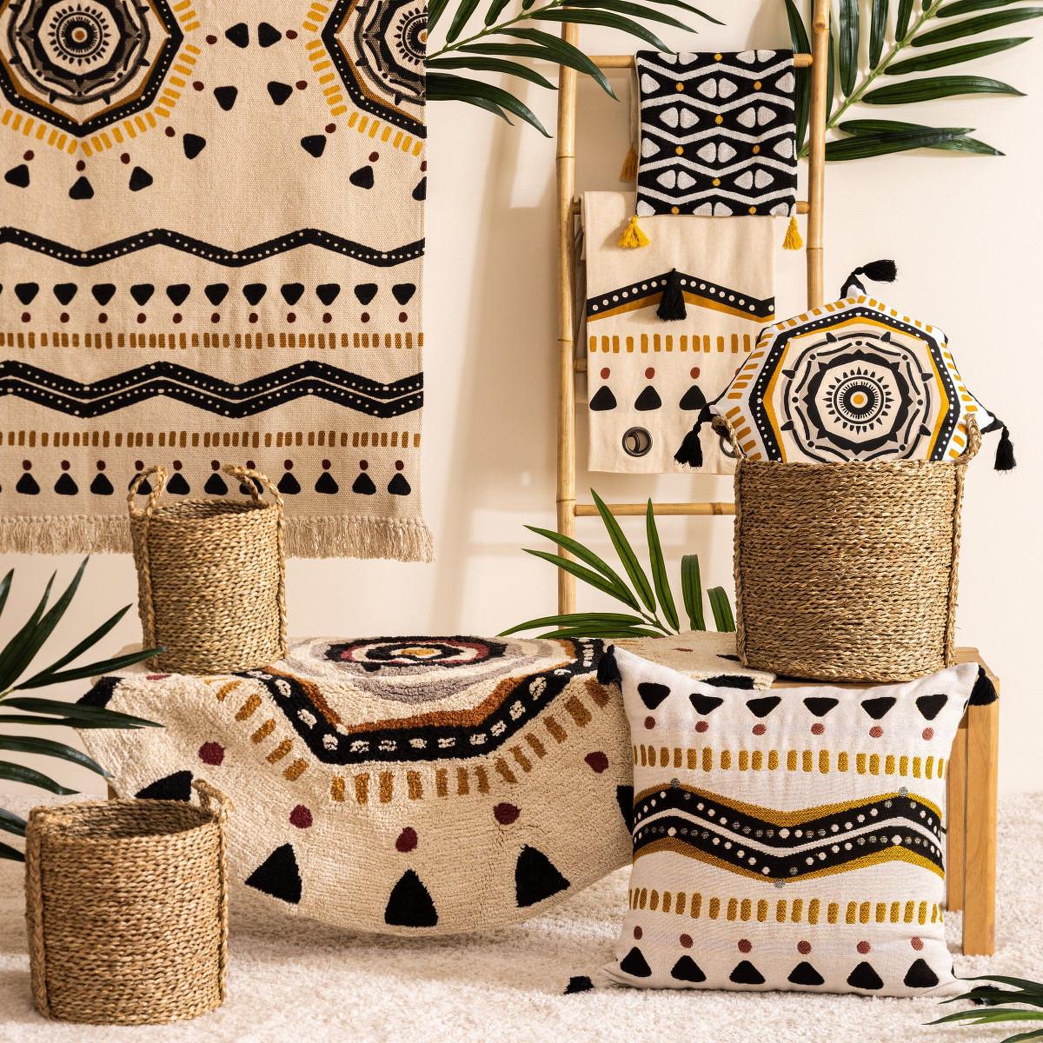 Voir la diapositive 2 : ATMOSPHERA Coussin rond à pompons  tribal  40cm multicolore