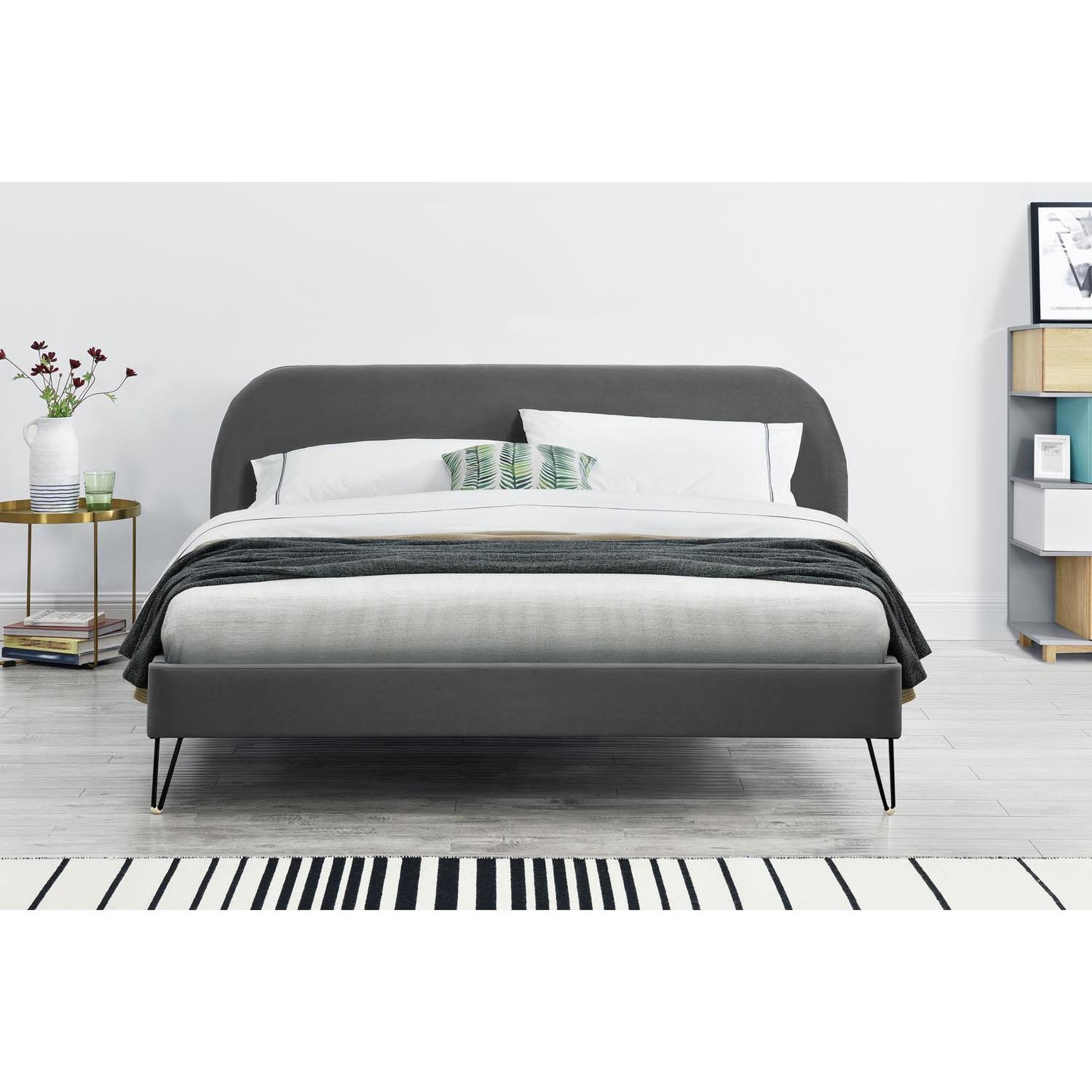 Voir la diapositive 6 : CONCEPT USINE Lit 140 x 190 cm en velours gris et pieds noirs phoenix