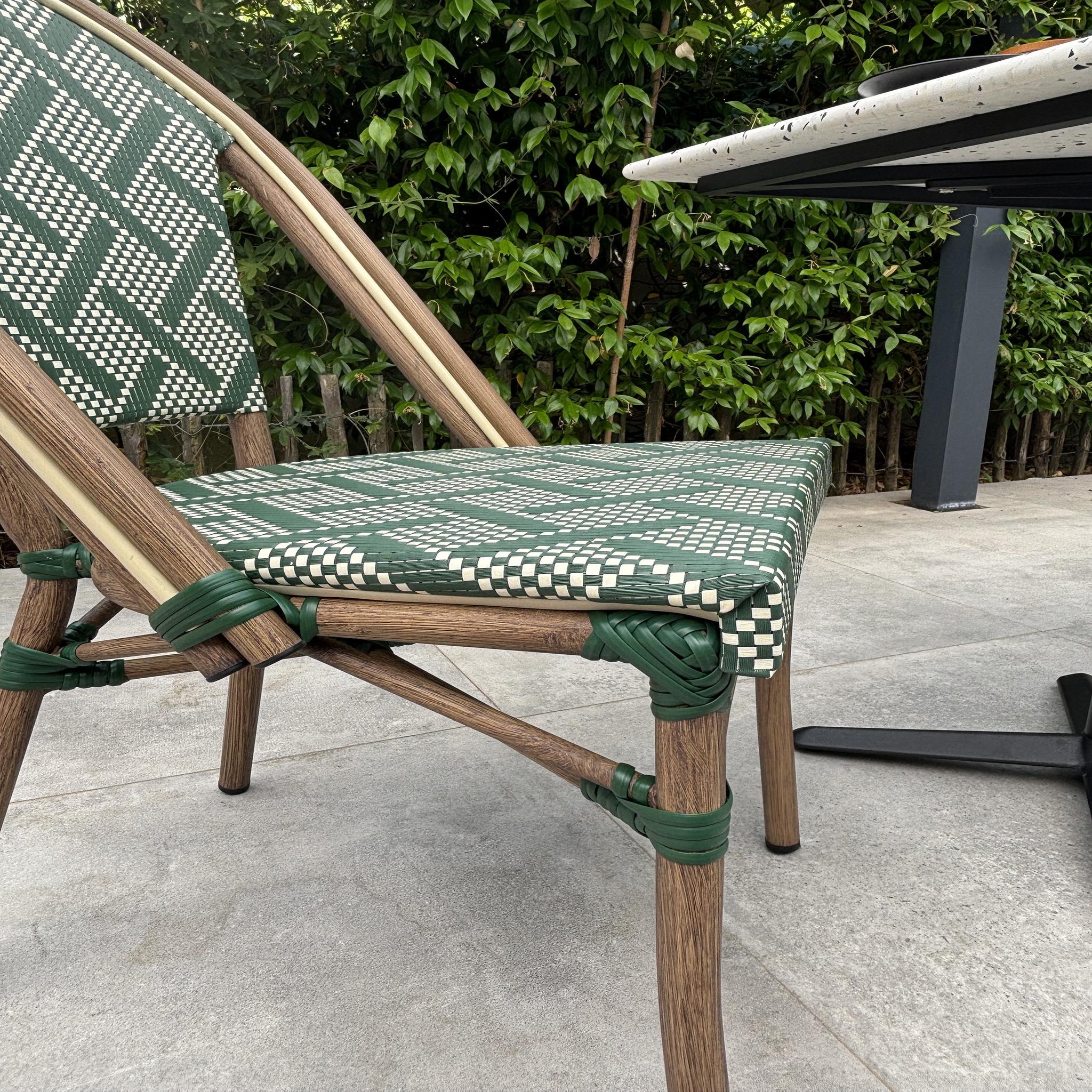 Voir la diapositive 6 : DCB GARDEN Ensemble repas de jardin en acier et plateau terrazzo (2 places)
