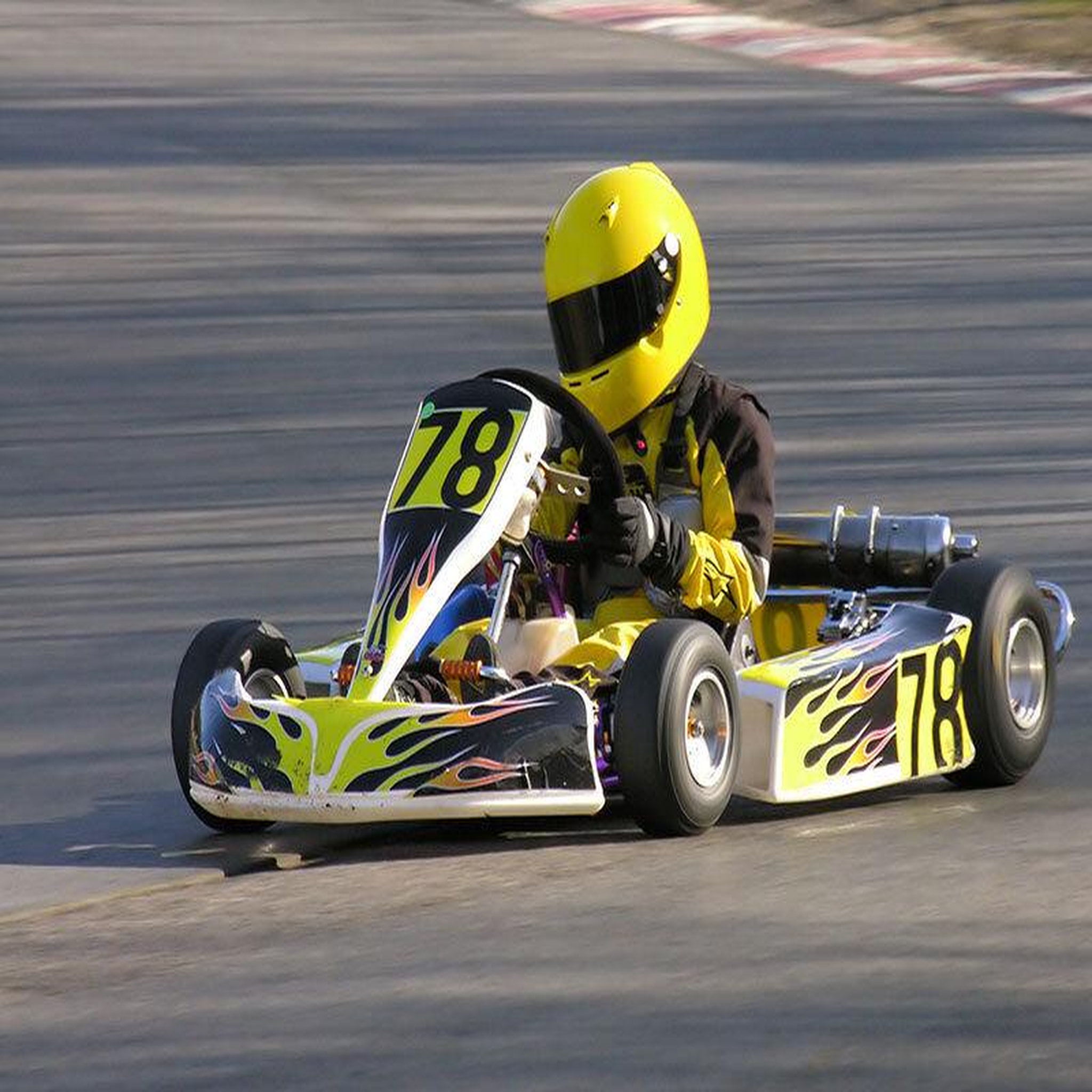 Voir la diapositive 2 : Smartbox Sensations karting - coffret cadeau sport & aventure