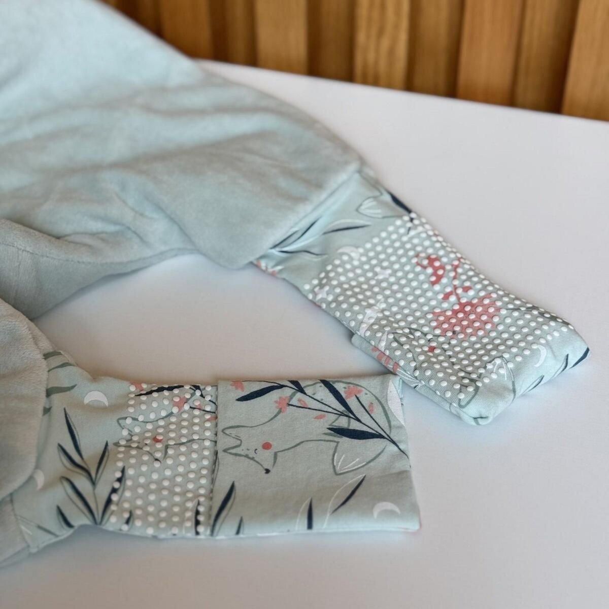 Petit Béguin Turbulette TOG2 en velours avec pieds retroussables et manches amovibles Dina