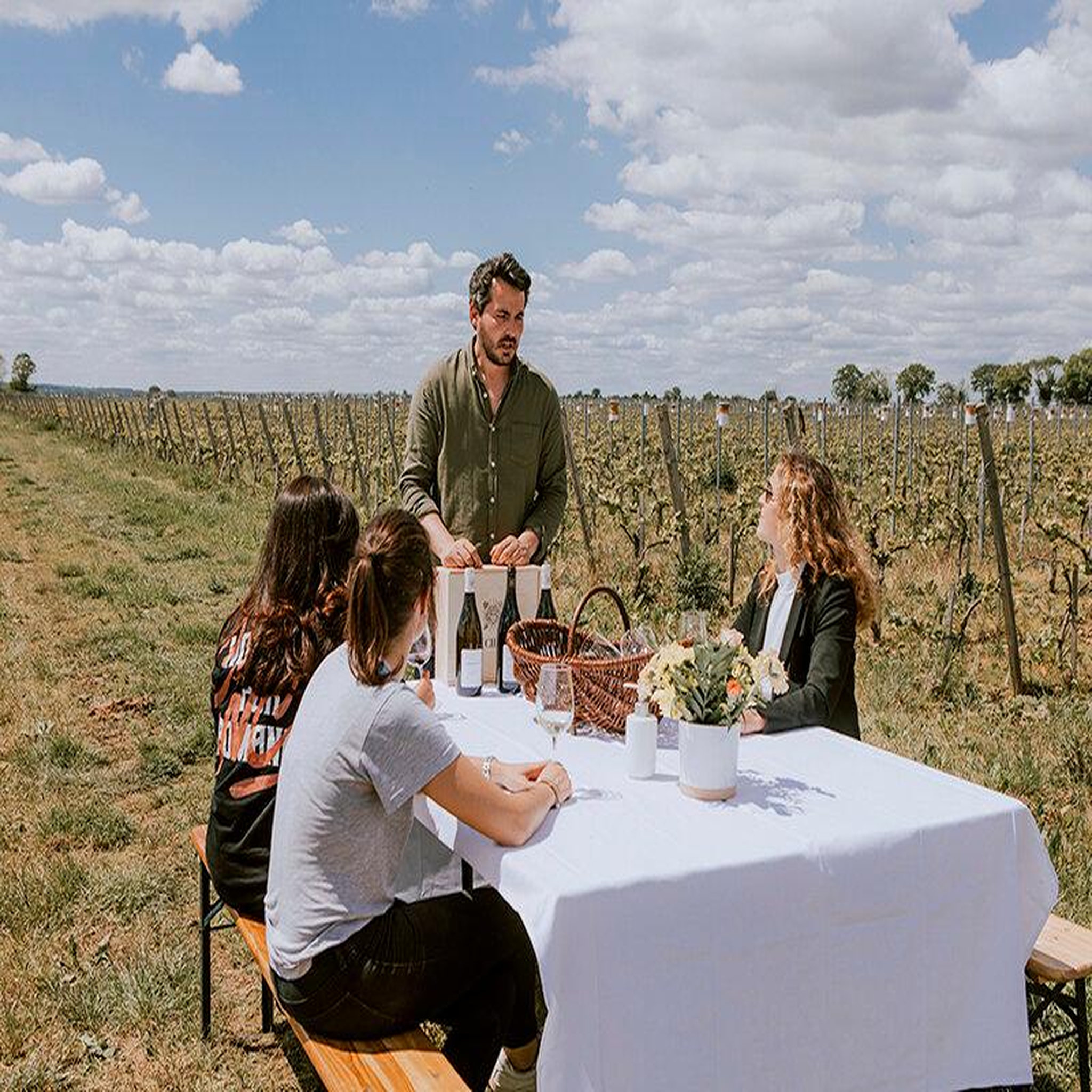Voir la diapositive 2 : Smartbox Visite de vignoble en famille et dégustation près de Versailles - Coffret Cadeau Gastronomie