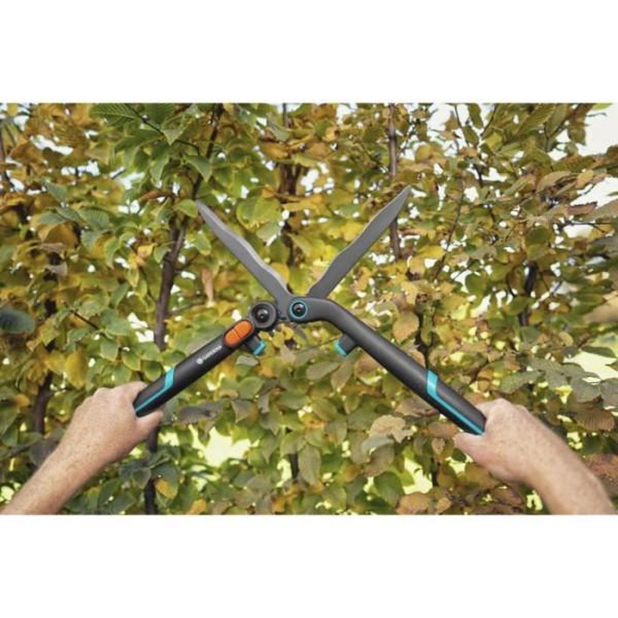 Voir la diapositive 2 : Gardena Gardena cisaille a haies 2en1 energycut –lames ondulées –revetement anti-adhérence – double crémaillere – garantie 25