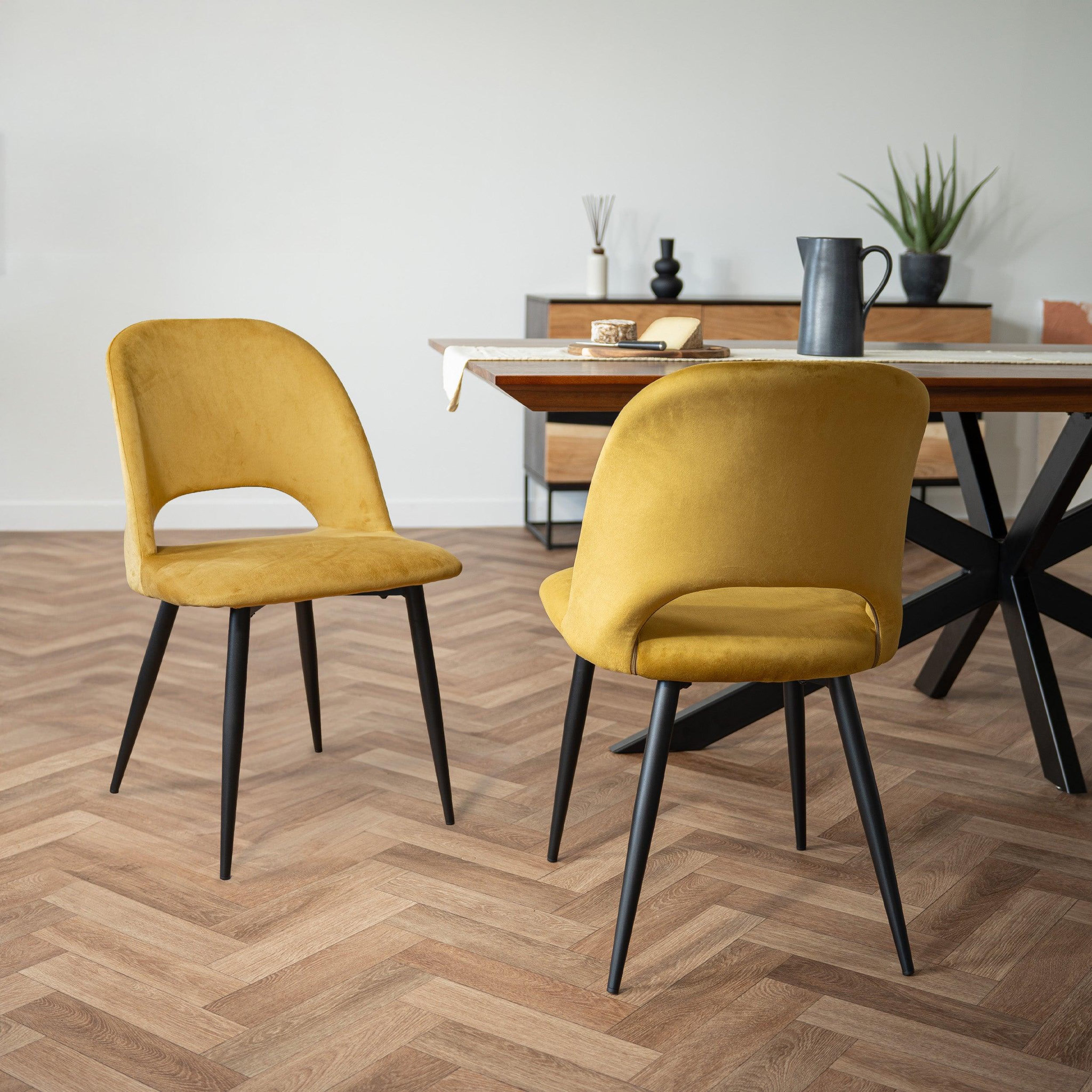 Voir la diapositive 2 : MAISON PAVANE Lot de 2 chaises en velours jaune et pieds en métal noir-pénélope