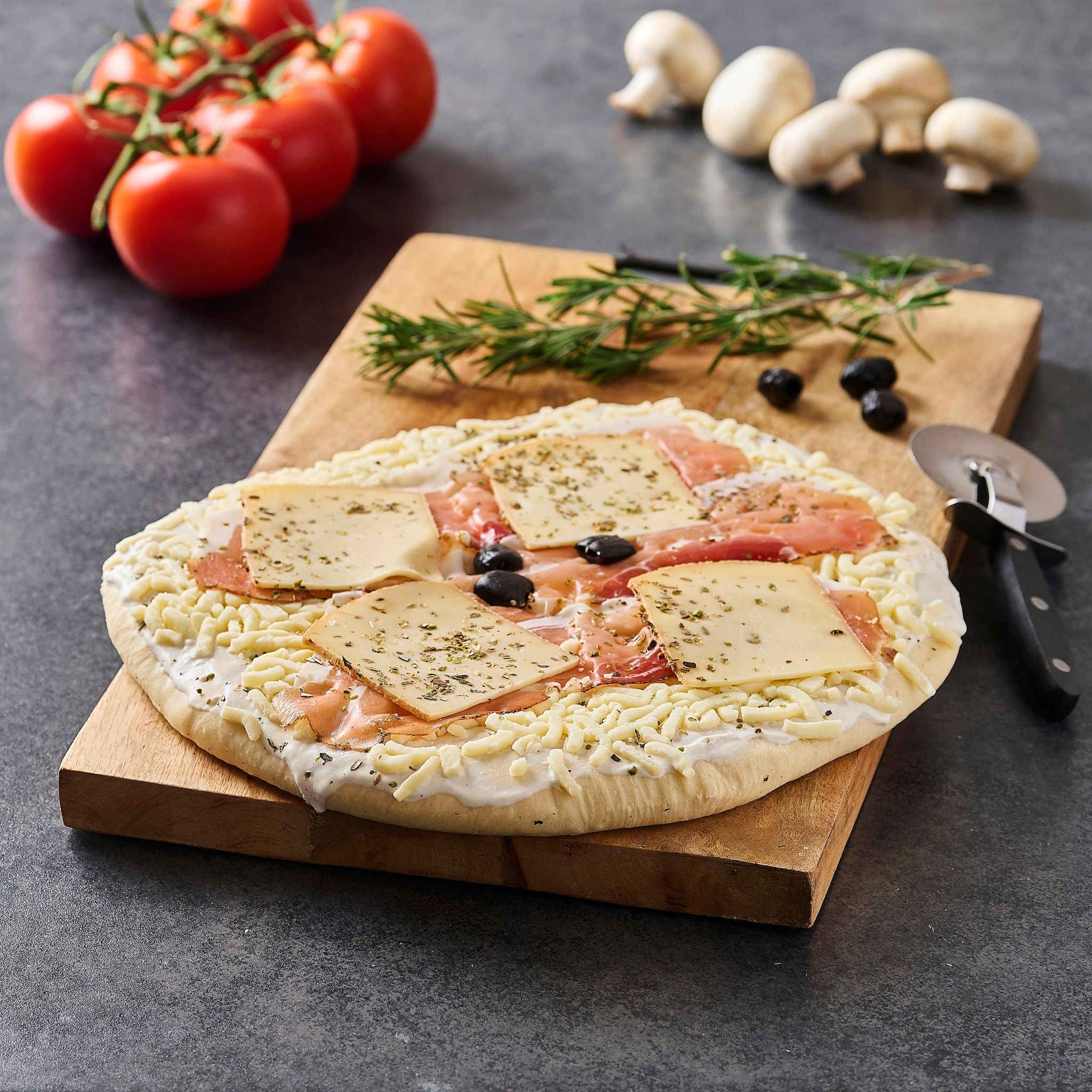 AUCHAN LE TRAITEUR Pizza crue speck et raclette 590g