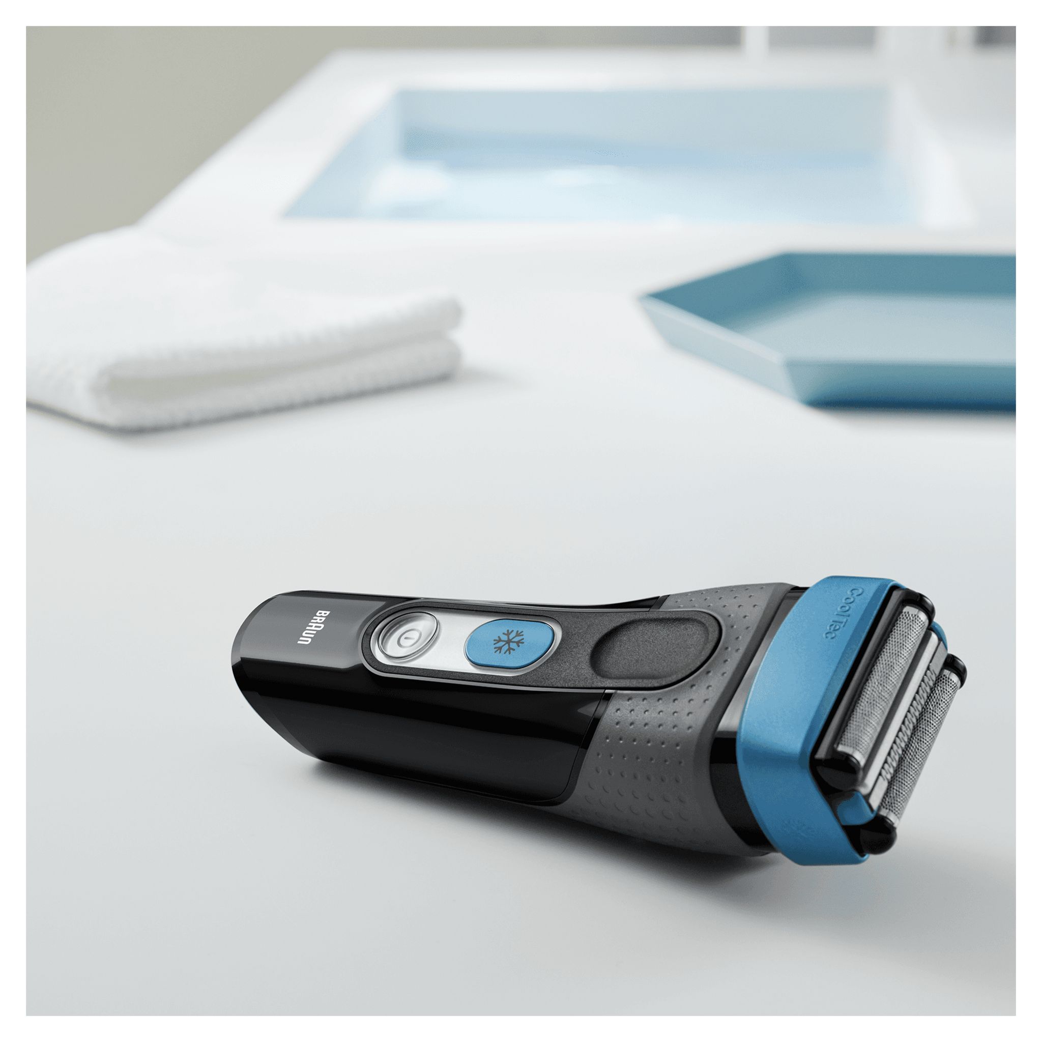 Voir la diapositive 14 : BRAUN Rasoir masculin Braun CoolTec CT2s Bleu et Noir  Autonomie 45 min à grille 100% étanche