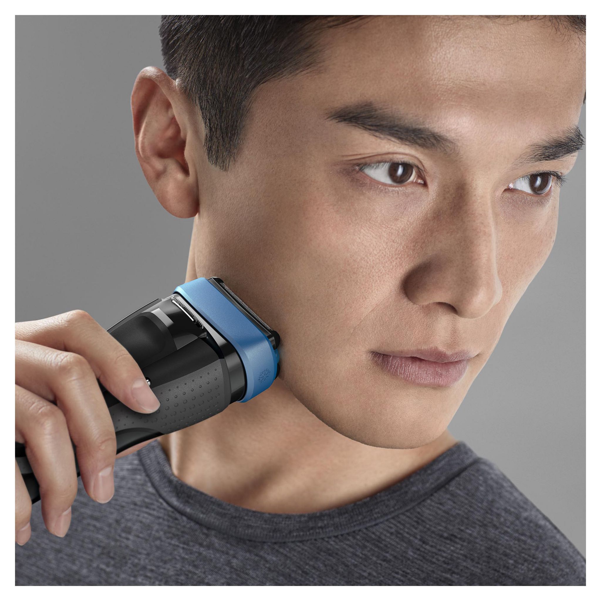 Voir la diapositive 4 : BRAUN Rasoir masculin Braun CoolTec CT2s Bleu et Noir  Autonomie 45 min à grille 100% étanche