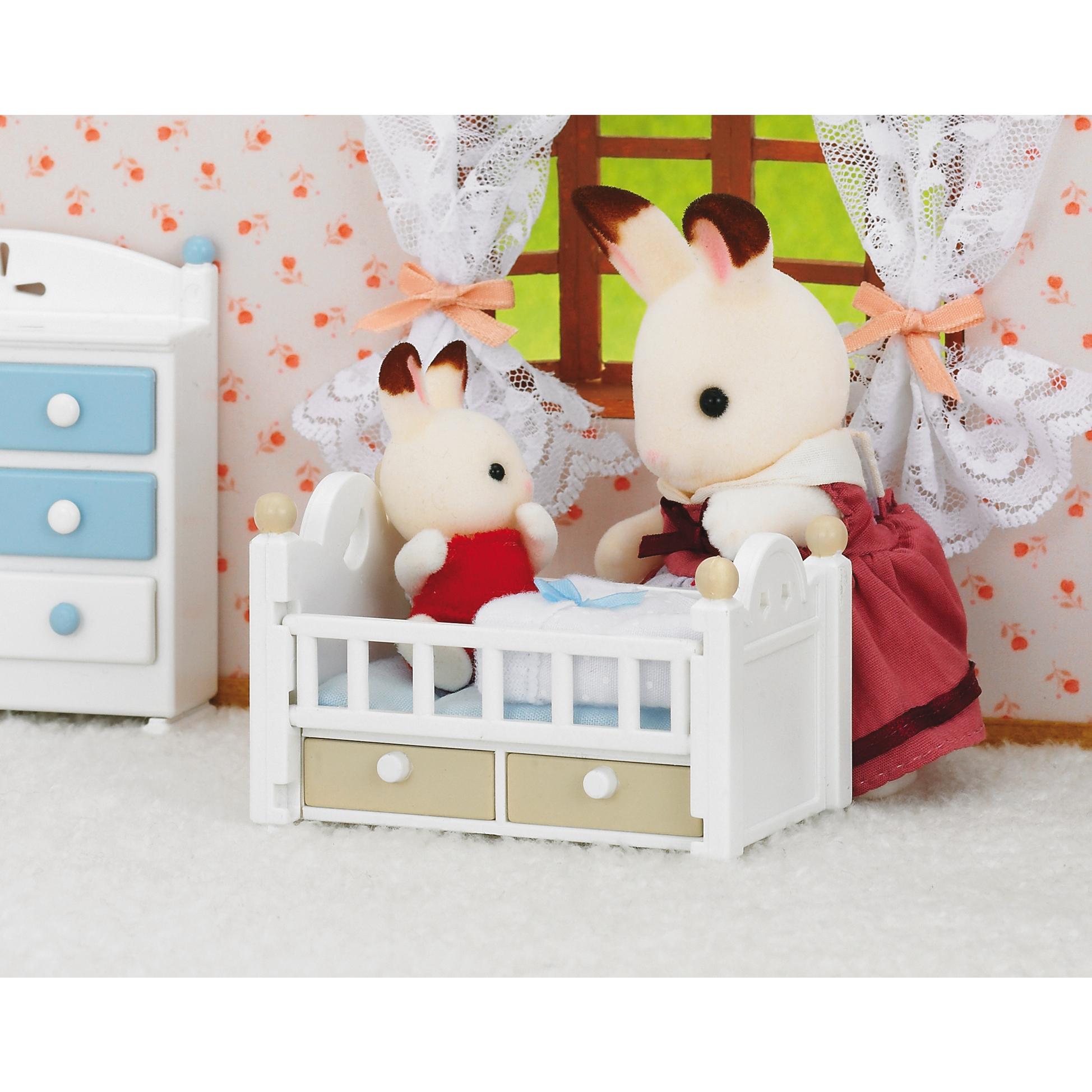 Voir la diapositive 3 : EPOCH D'ENFANCE Figurine Le Bébé chocolat et son lit Sylvanian Families