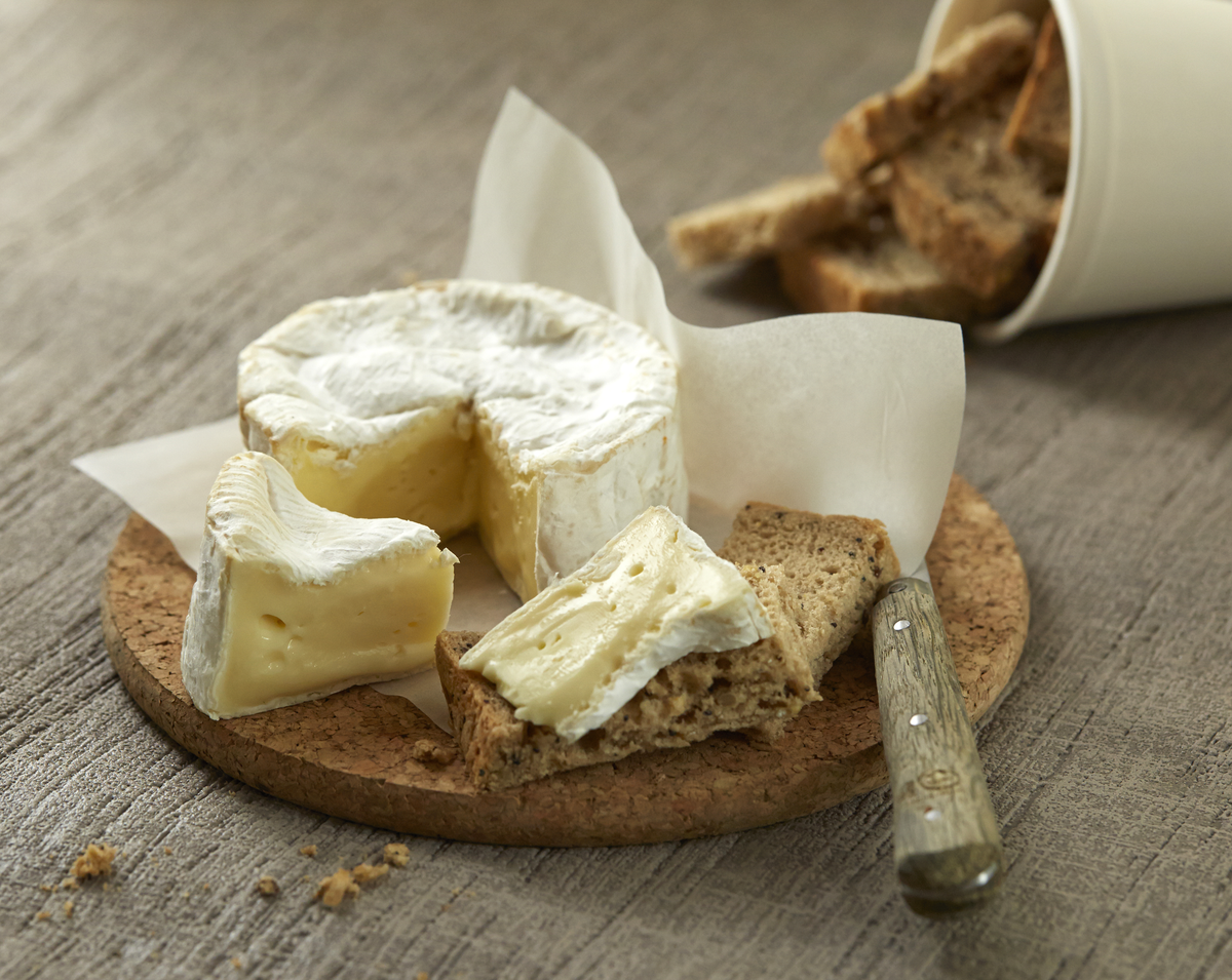 Voir la diapositive 4 : GILLOT CULTIVONS LE BON Camembert moulé à la main AOP Filière Responsable 250g