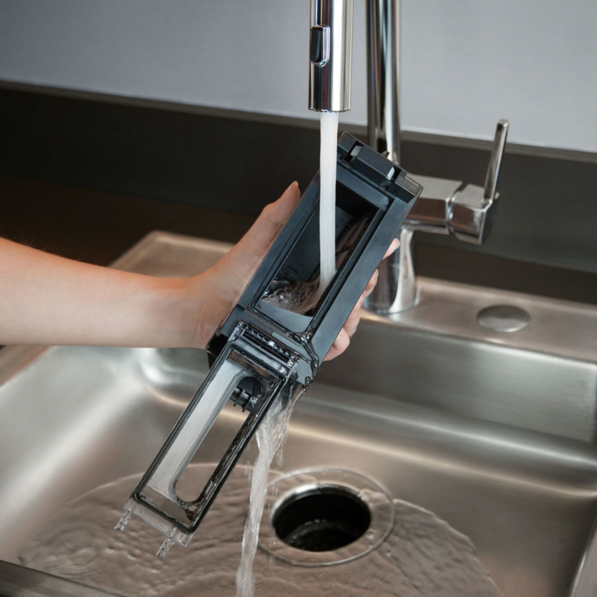 Voir la diapositive 10 : IROBOT Aspirateur Robot connecté Roomba E5158 - Noir