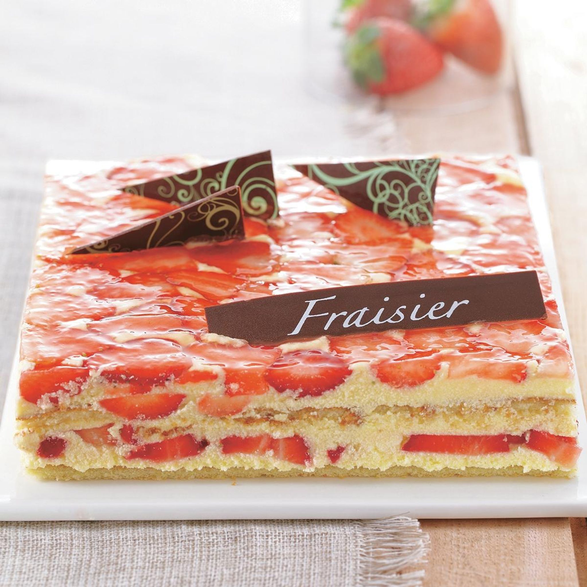 AUCHAN LE TRAITEUR Fraisier carré 24 personnes 24 parts 3400g