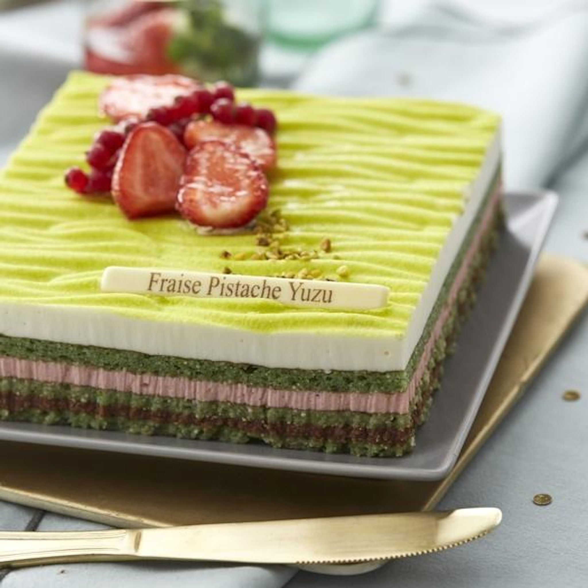 AUCHAN LE TRAITEUR Entremet fraise pistache yuzu 24 personnes 24 parts 2400g