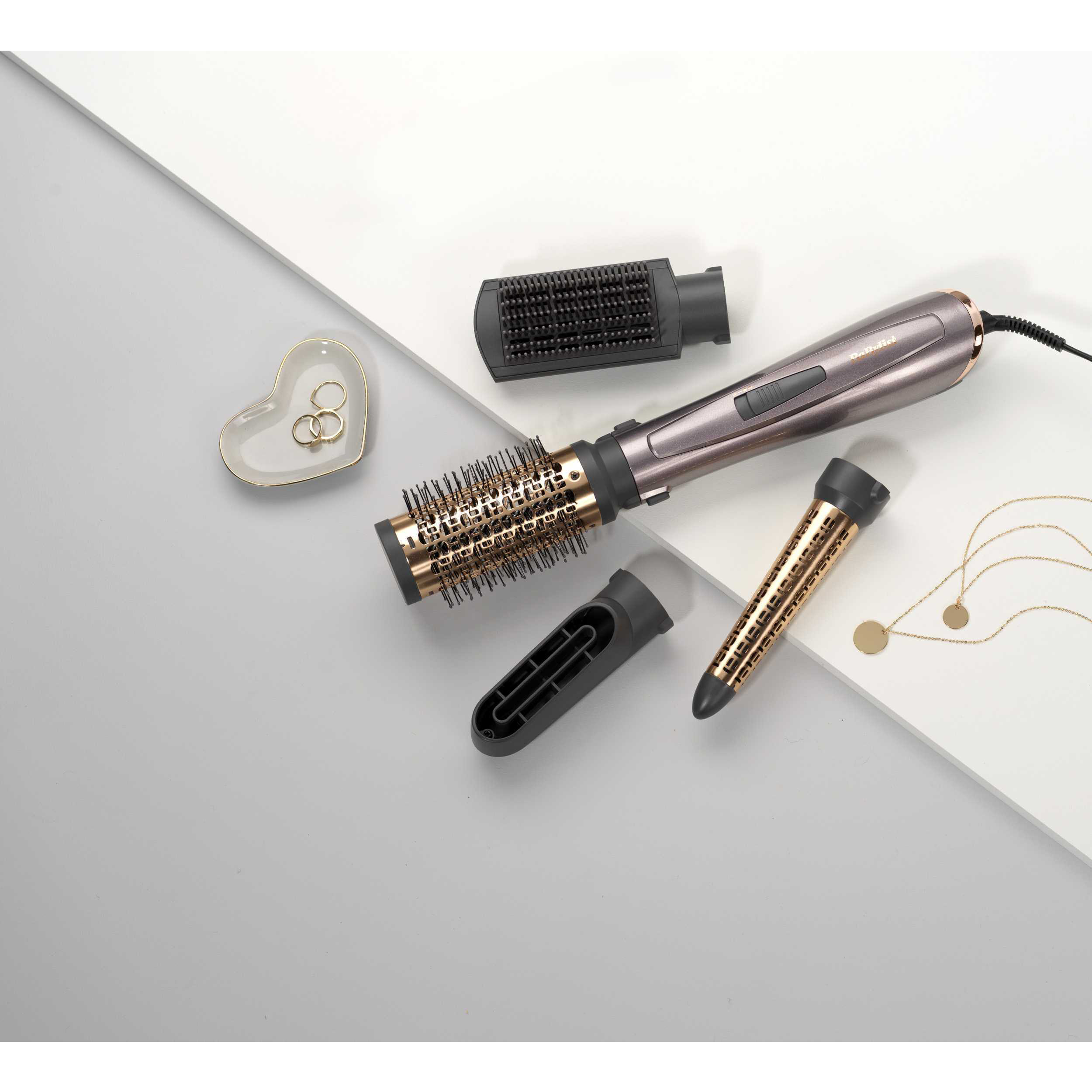 Voir la diapositive 3 : BABYLISS Brosse soufflante AS136E - Gris