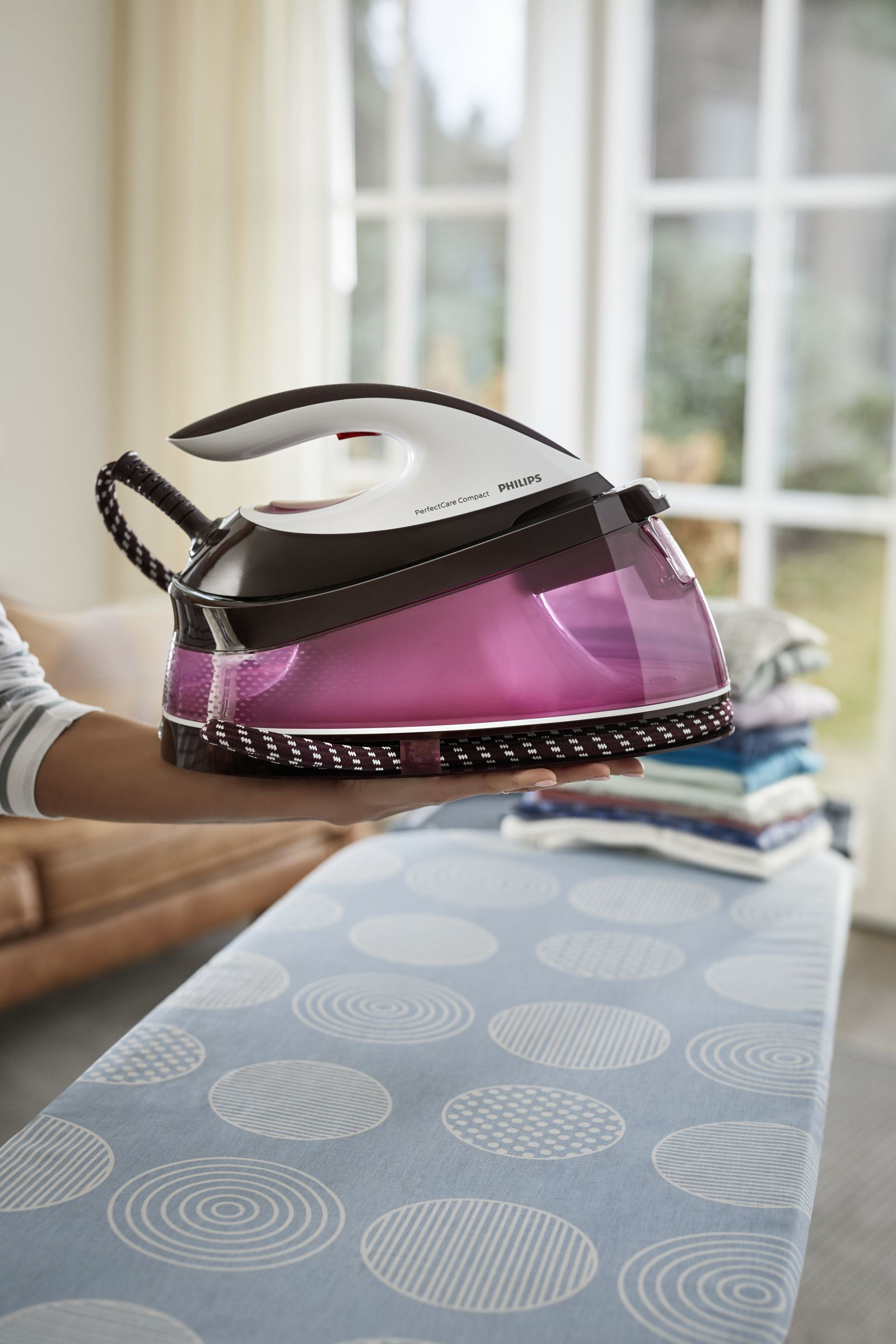 Voir la diapositive 4 : PHILIPS Centrale vapeur PerfectCare sans réglage Compact GC7842/40