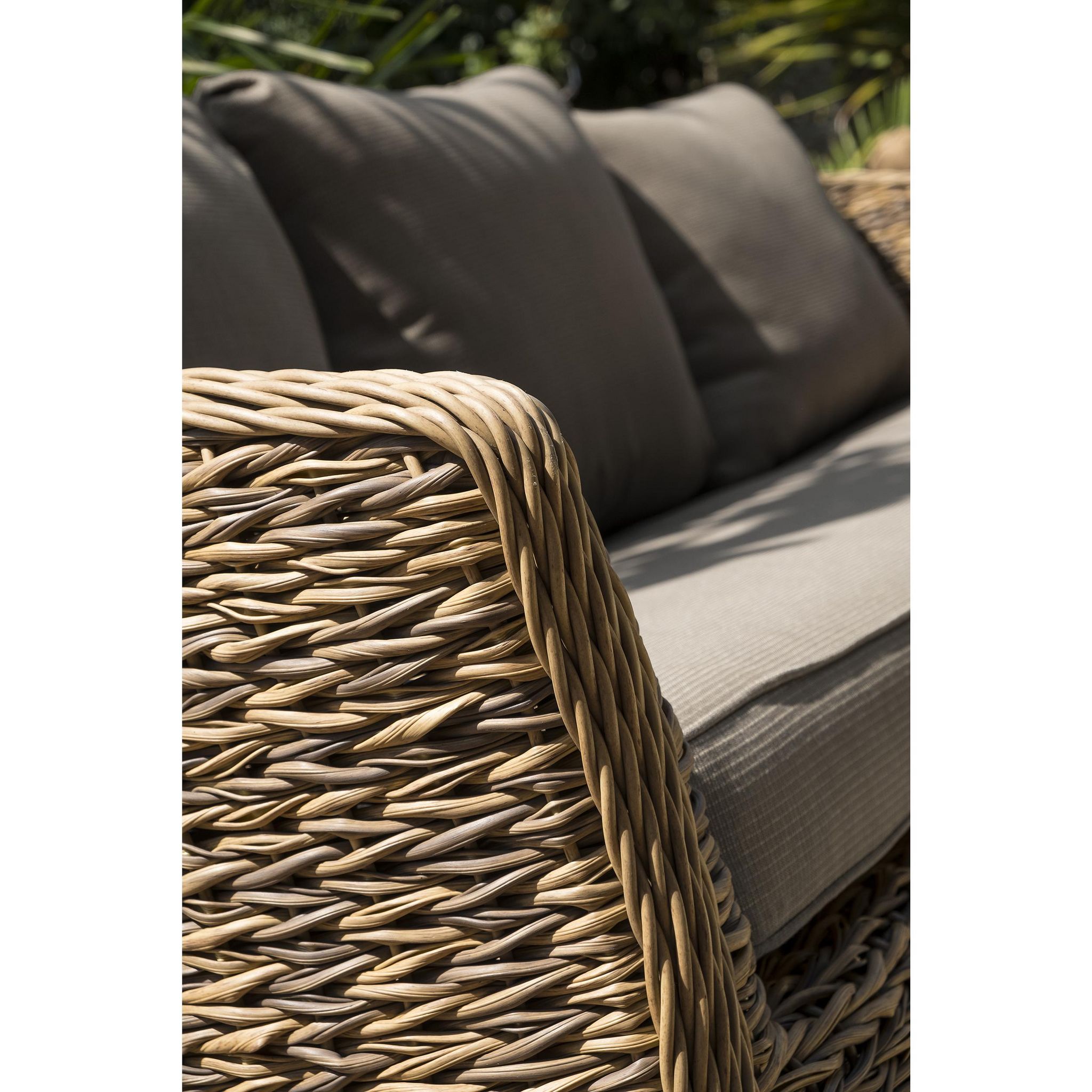 Voir la diapositive 4 : Salon bas de jardin - 5 places - Aluminium/Résine - Miel - HAVANA1 table basse + 1 canapé 3 personnes + 2 fauteuils