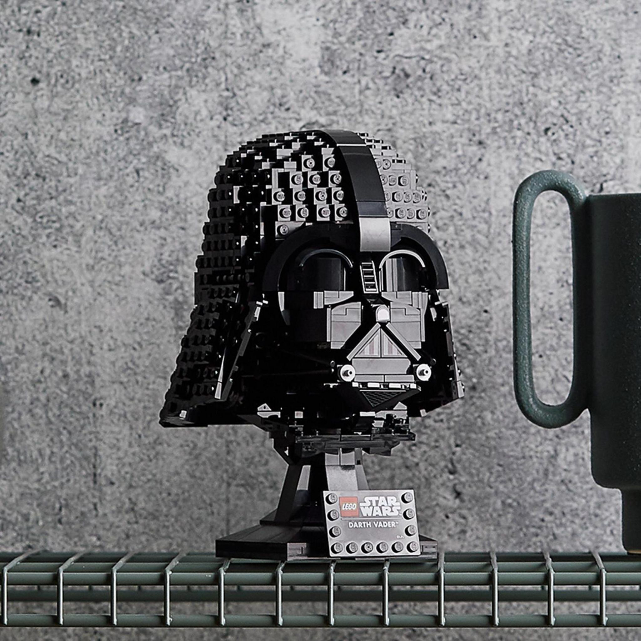 Voir la diapositive 3 : LEGO Star Wars 75304 - Le Casque de Dark Vador