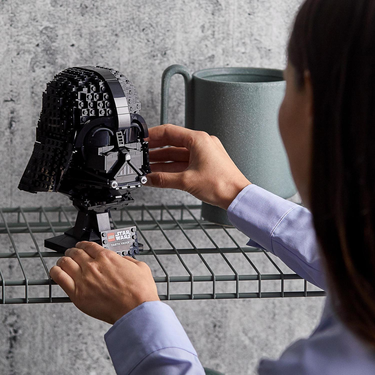 Voir la diapositive 7 : LEGO Star Wars 75304 - Le Casque de Dark Vador