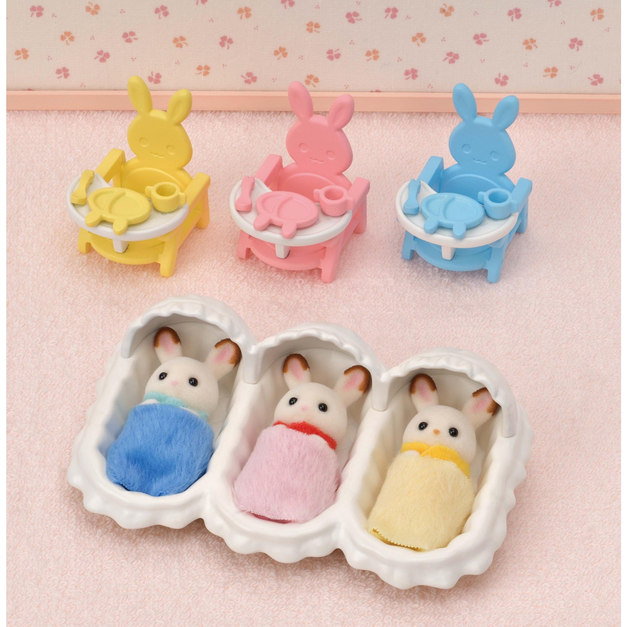 Voir la diapositive 6 : EPOCH D'ENFANCE Figurines Les Triplés Lapin Chocolat et accessoires puériculture Sylvanian Families