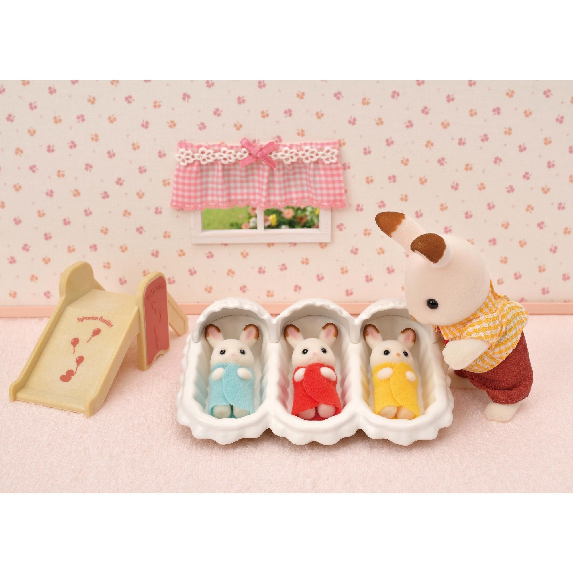 Voir la diapositive 8 : EPOCH D'ENFANCE Figurines Les Triplés Lapin Chocolat et accessoires puériculture Sylvanian Families