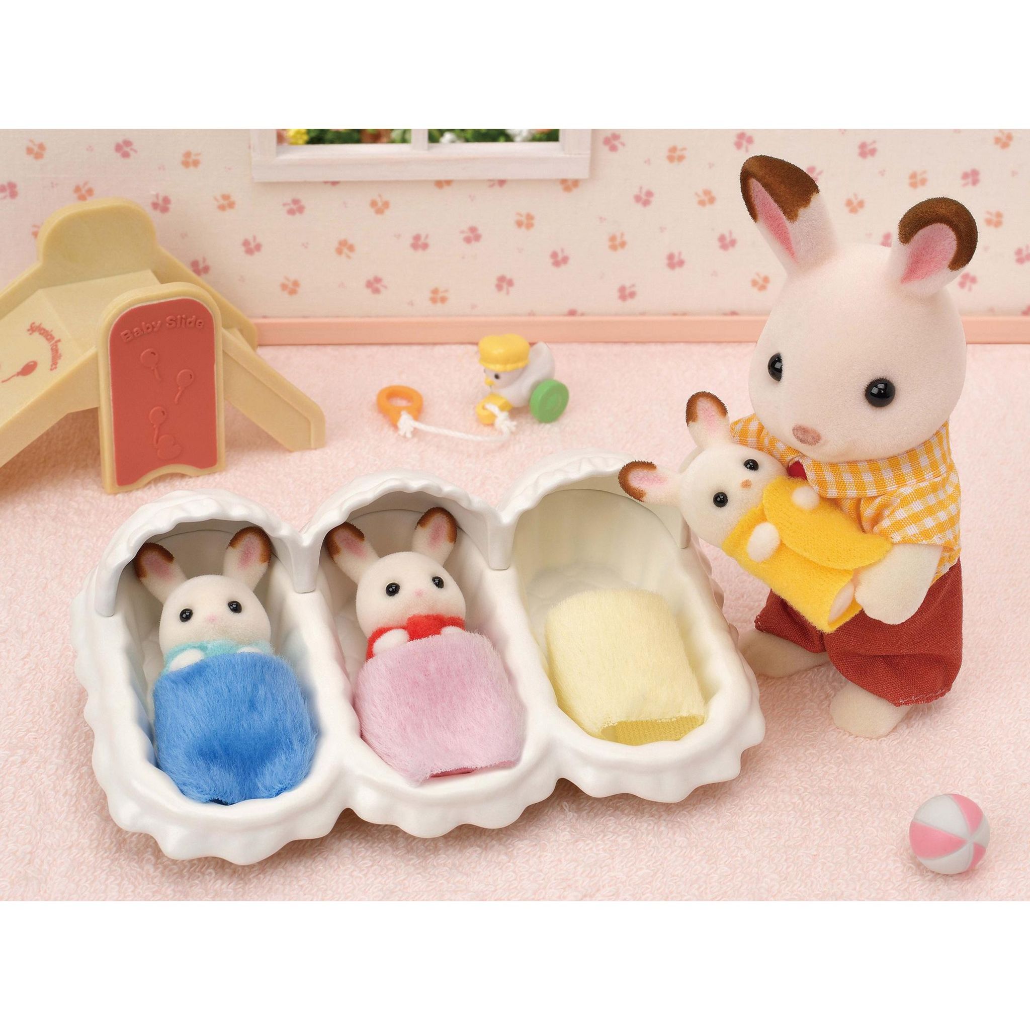 Voir la diapositive 9 : EPOCH D'ENFANCE Figurines Les Triplés Lapin Chocolat et accessoires puériculture Sylvanian Families