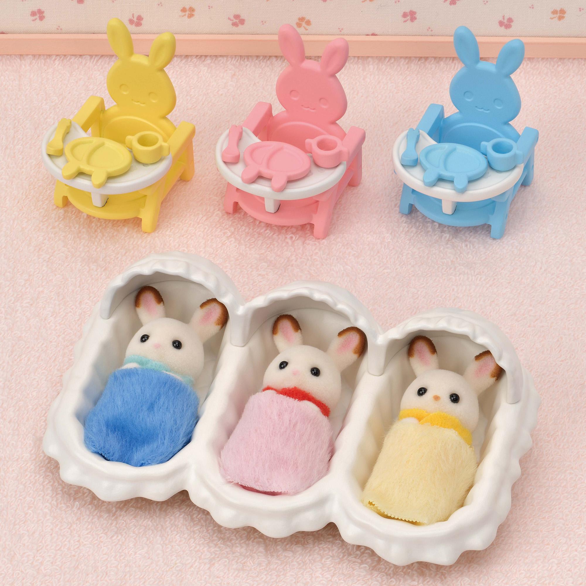 Voir la diapositive 11 : EPOCH D'ENFANCE Figurines Les Triplés Lapin Chocolat et accessoires puériculture Sylvanian Families