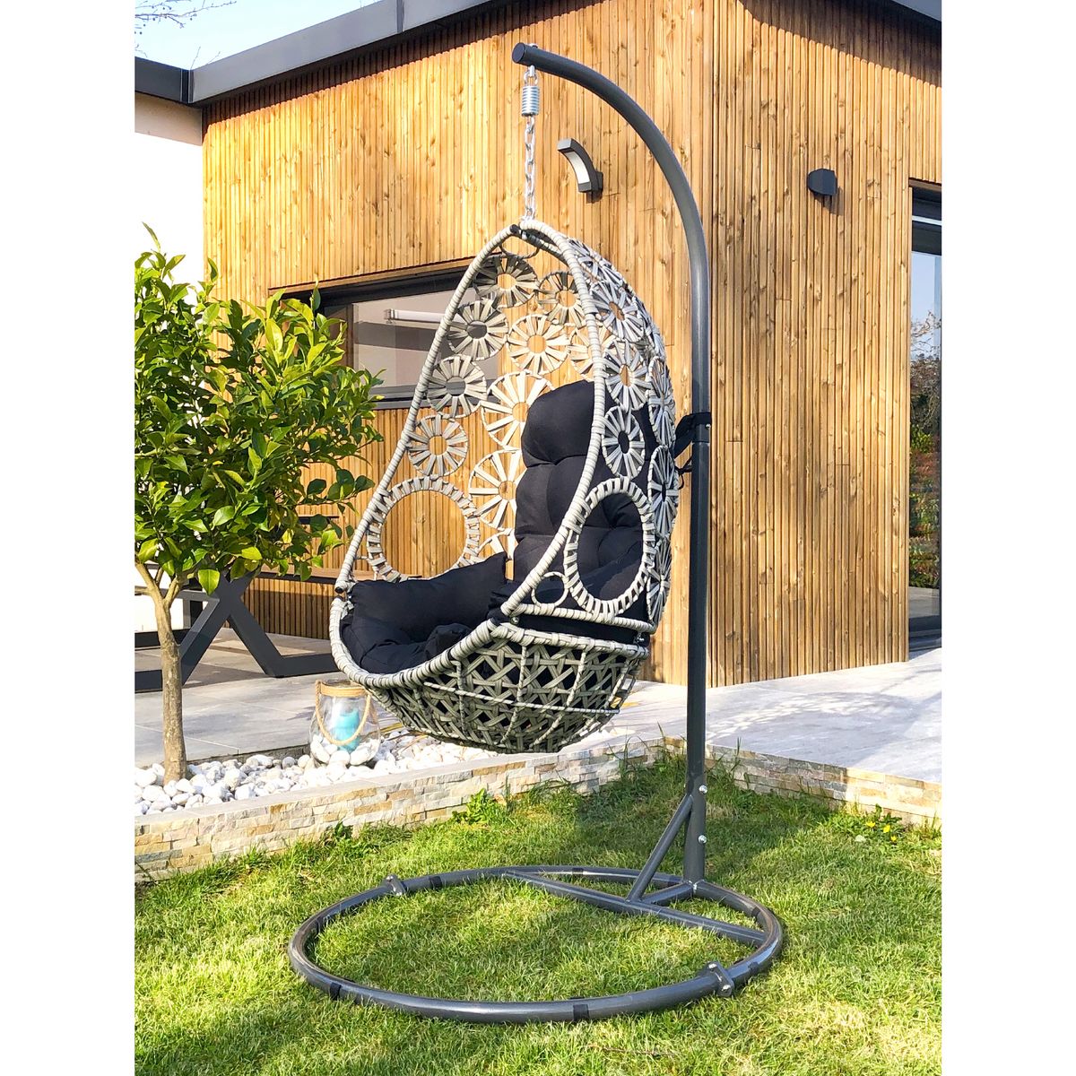 DCB GARDEN Balancelle de jardin SAMOA en résine tressée avec coussin gris anthracite - ECRU