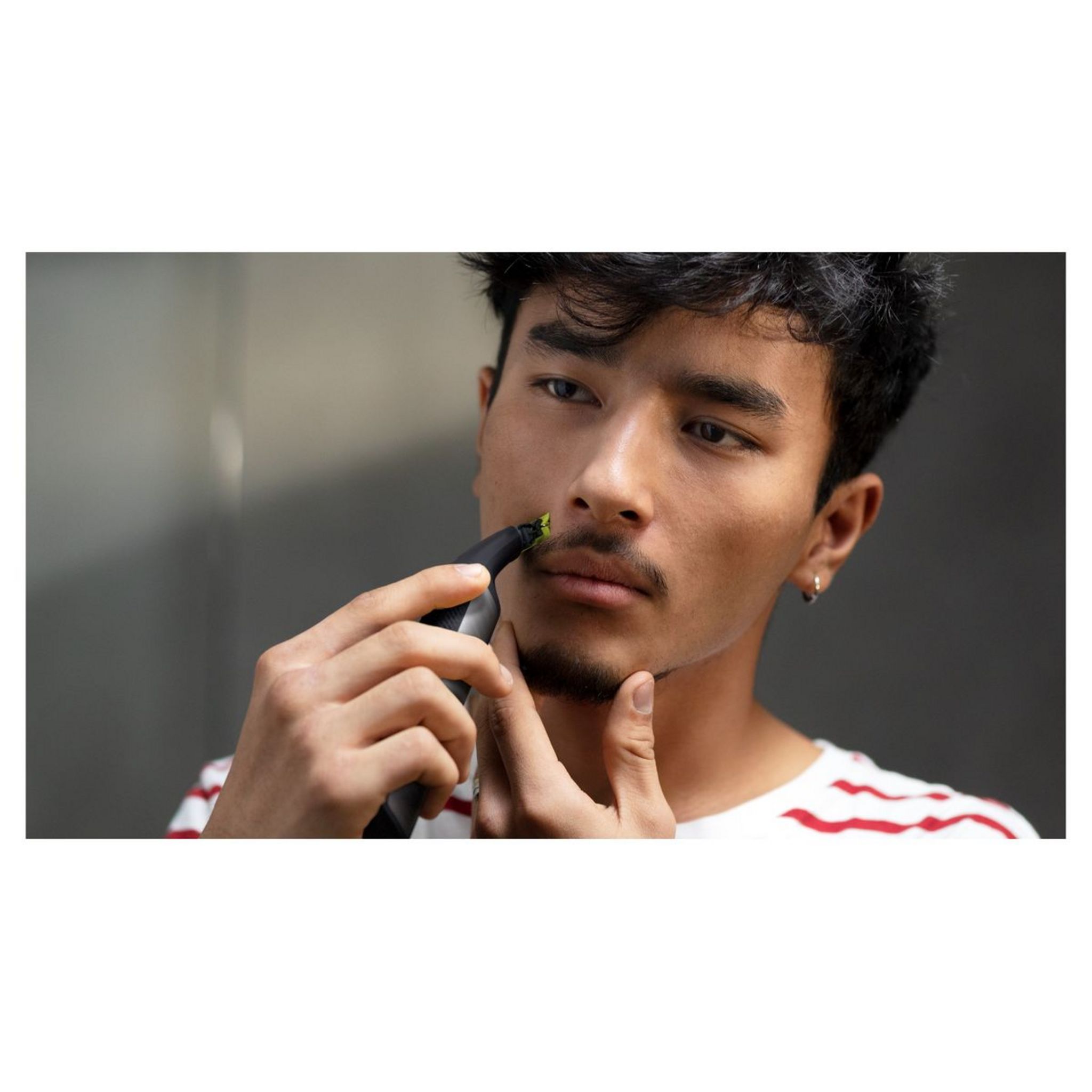 Voir la diapositive 10 : PHILIPS Tondeuse visage et corps QP6550/16 - Gris