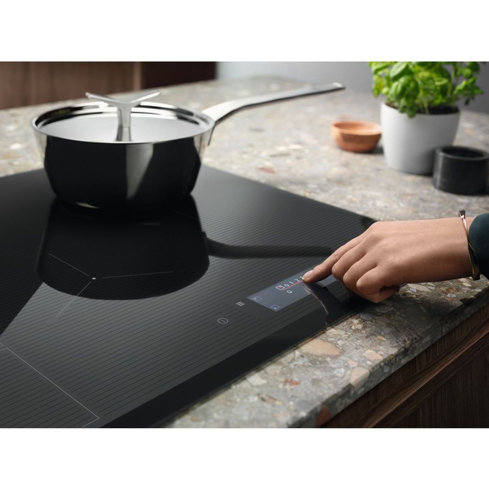 Voir la diapositive 5 : ELECTROLUX Table de cuisson induction encastrable EIV63343, 56 cm, 3 foyers