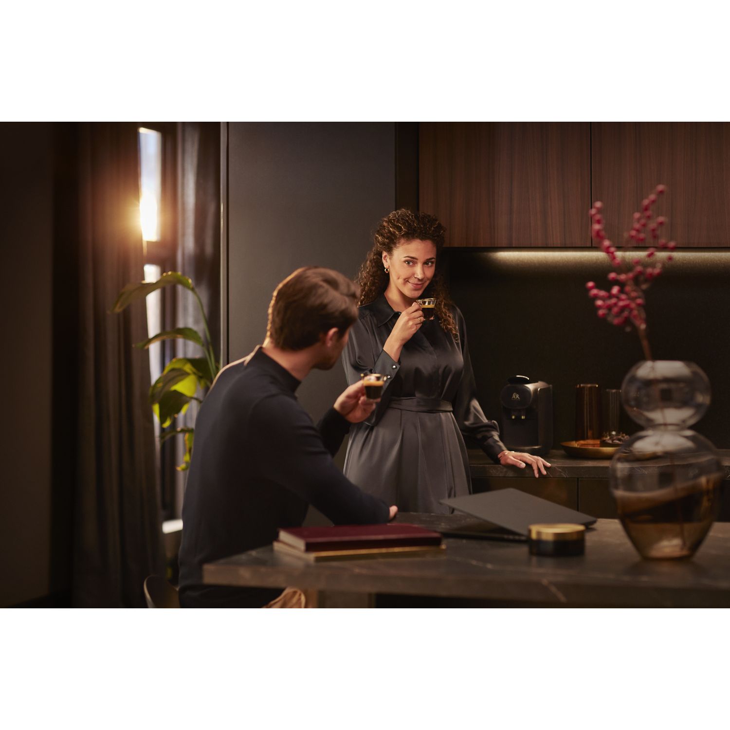 Voir la diapositive 3 : PHILIPS Cafetière à capsule L'or Barista LM9012/60 - Noir