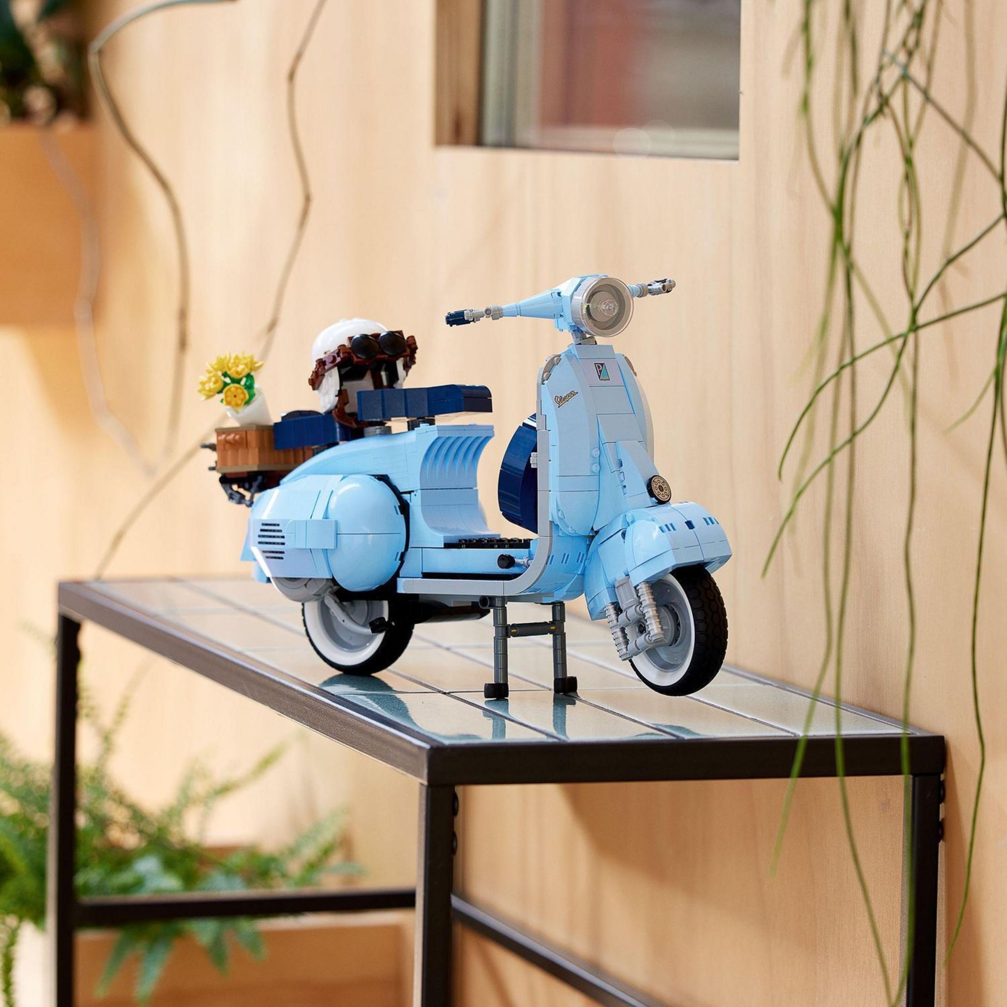 Voir la diapositive 6 : LEGO Creator 10298 - Vespa 125 - Bleu