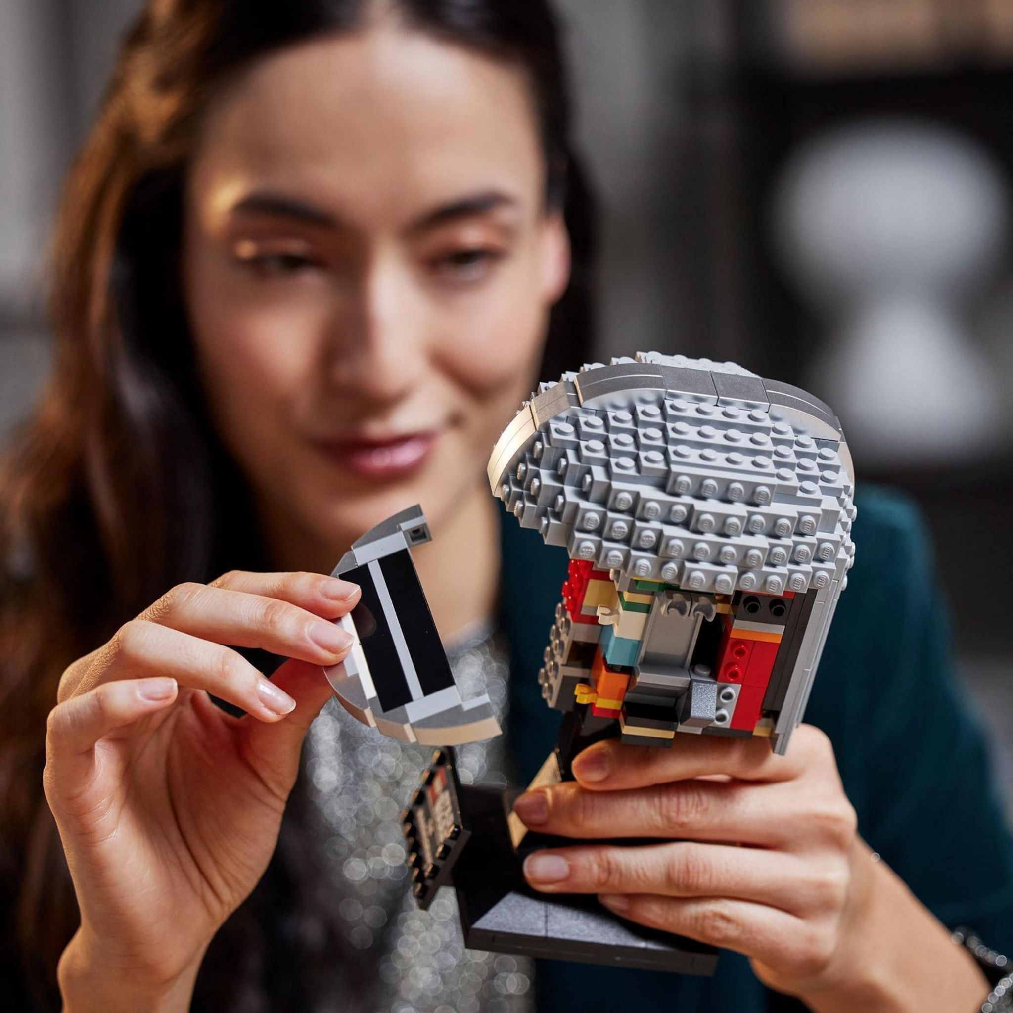 Voir la diapositive 4 : LEGO Star Wars 75328 - Le Casque du Mandalorien