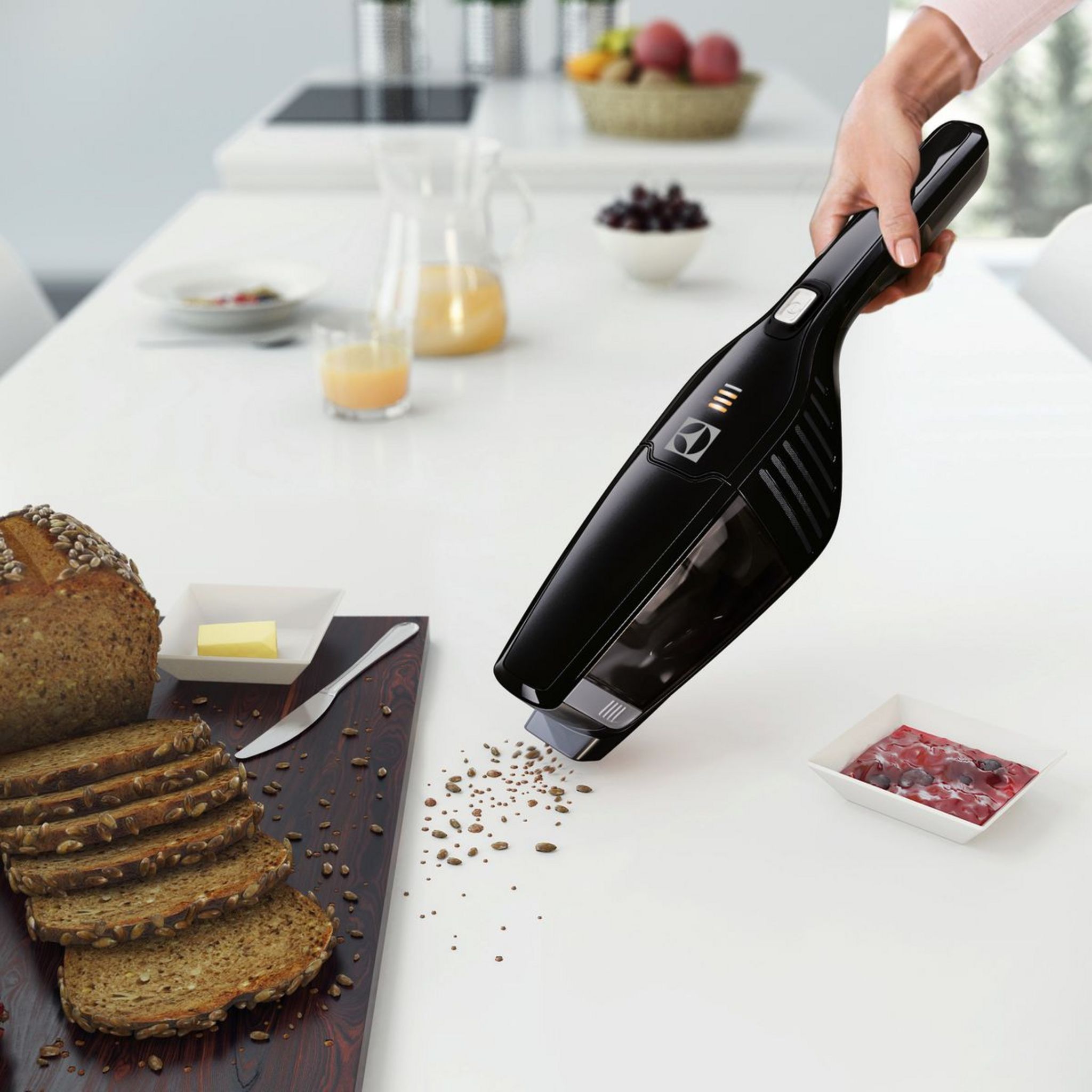 Voir la diapositive 4 : ELECTROLUX Aspirateur balai EERC72EB - Noir