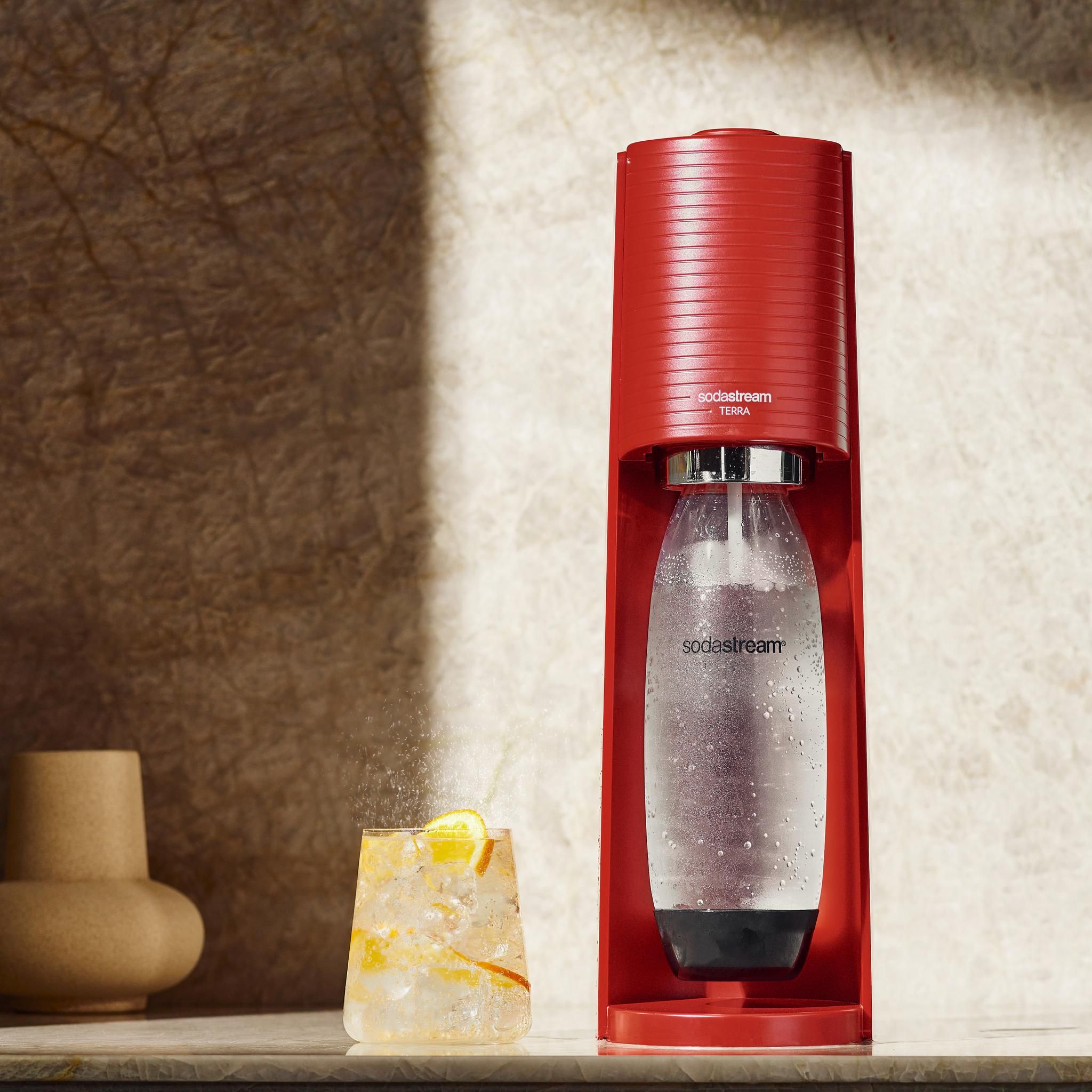 Voir la diapositive 3 : SODASTREAM Machine de gazéification TERRA - Rouge