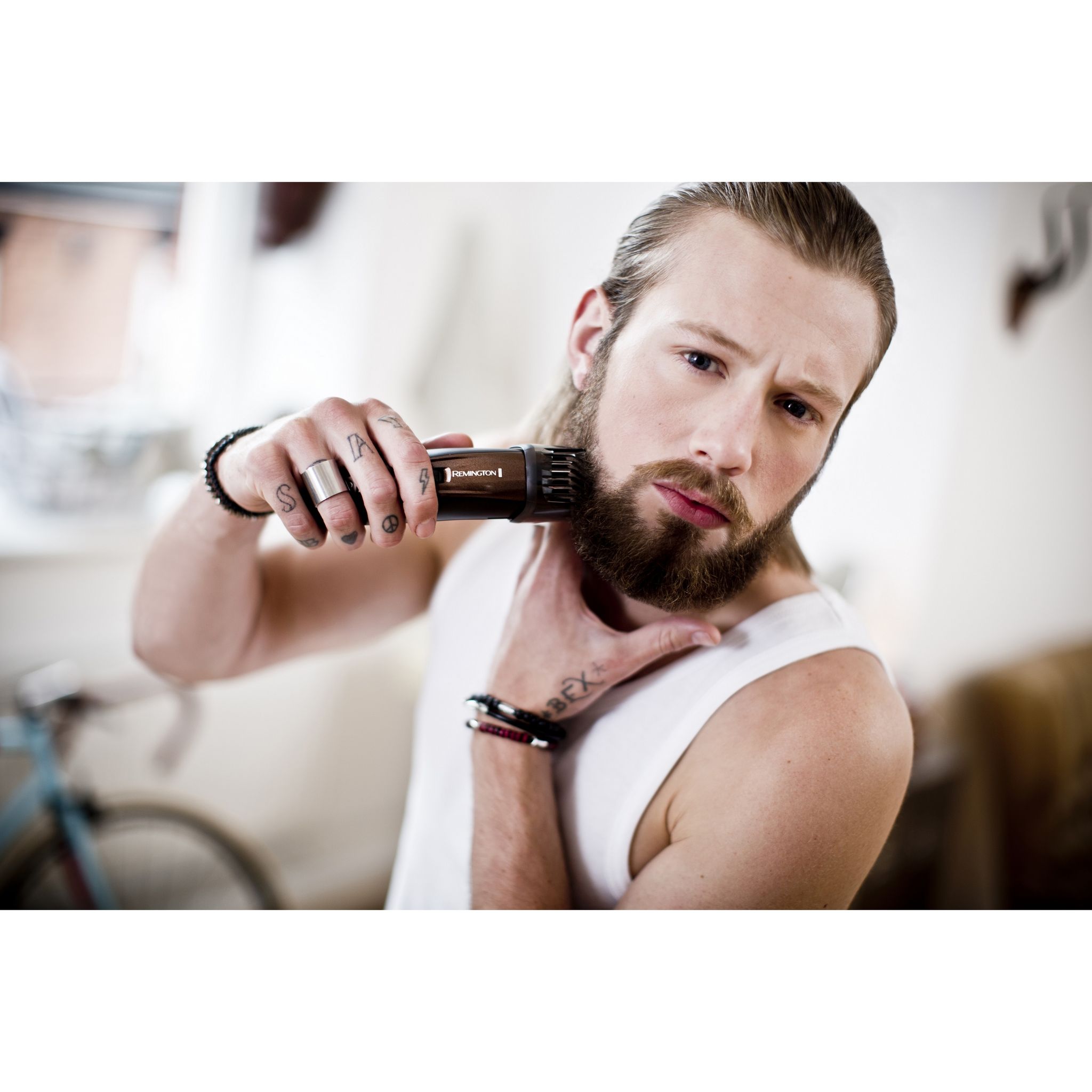 Voir la diapositive 6 : REMINGTON Tondeuse barbe MB4047 - Marron