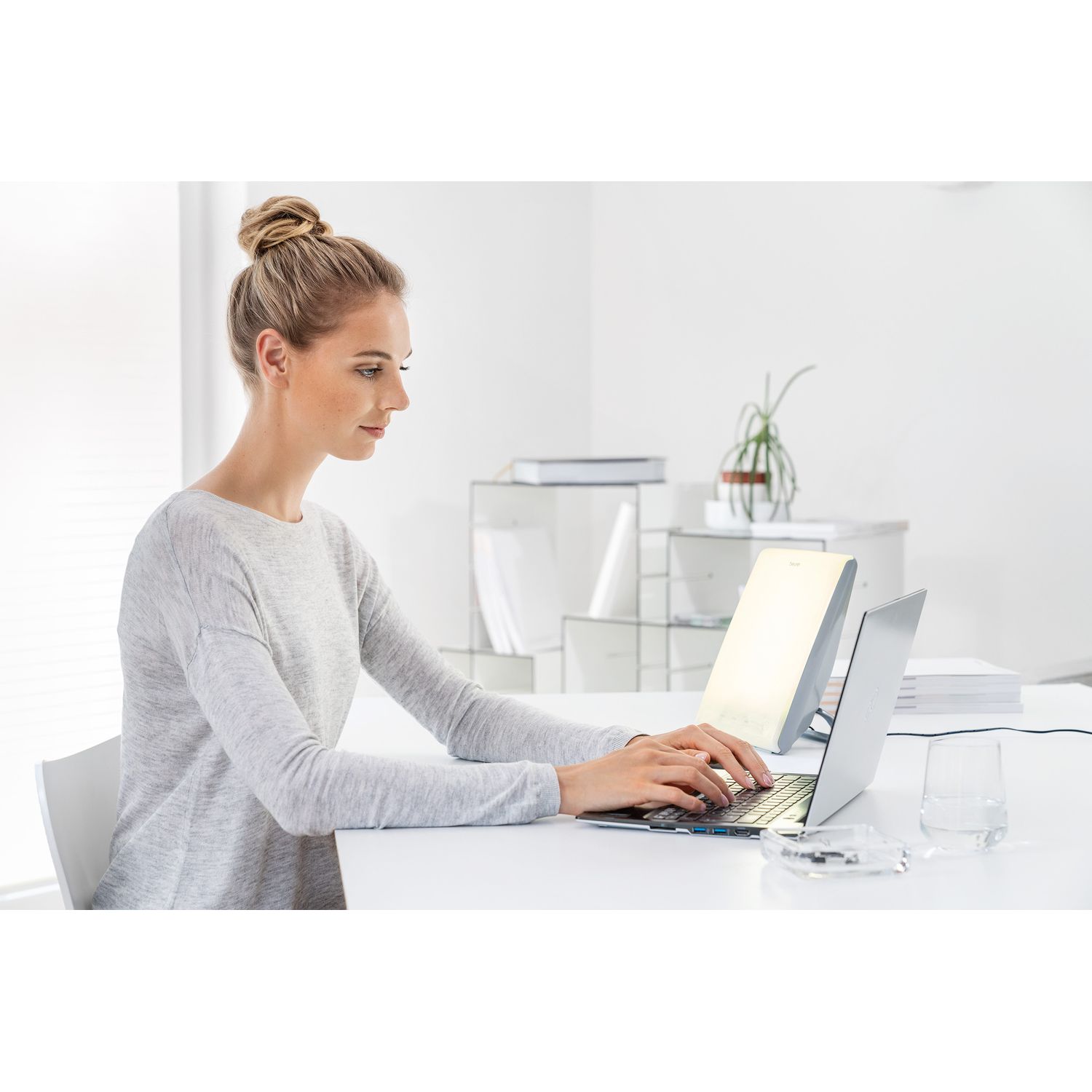 Voir la diapositive 2 : BEURER Lampe luminothérapie TL45 - Blanc