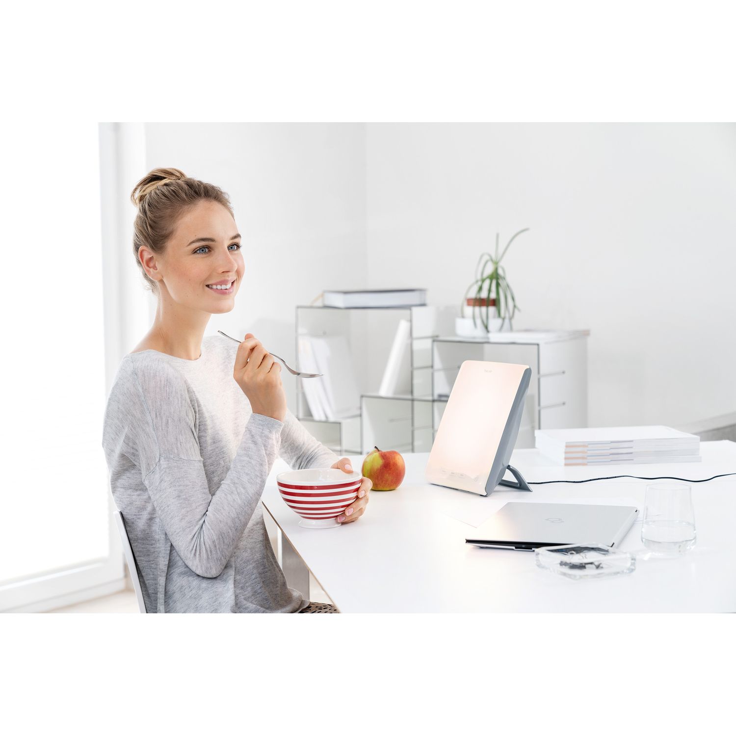 Voir la diapositive 8 : BEURER Lampe luminothérapie TL45 - Blanc