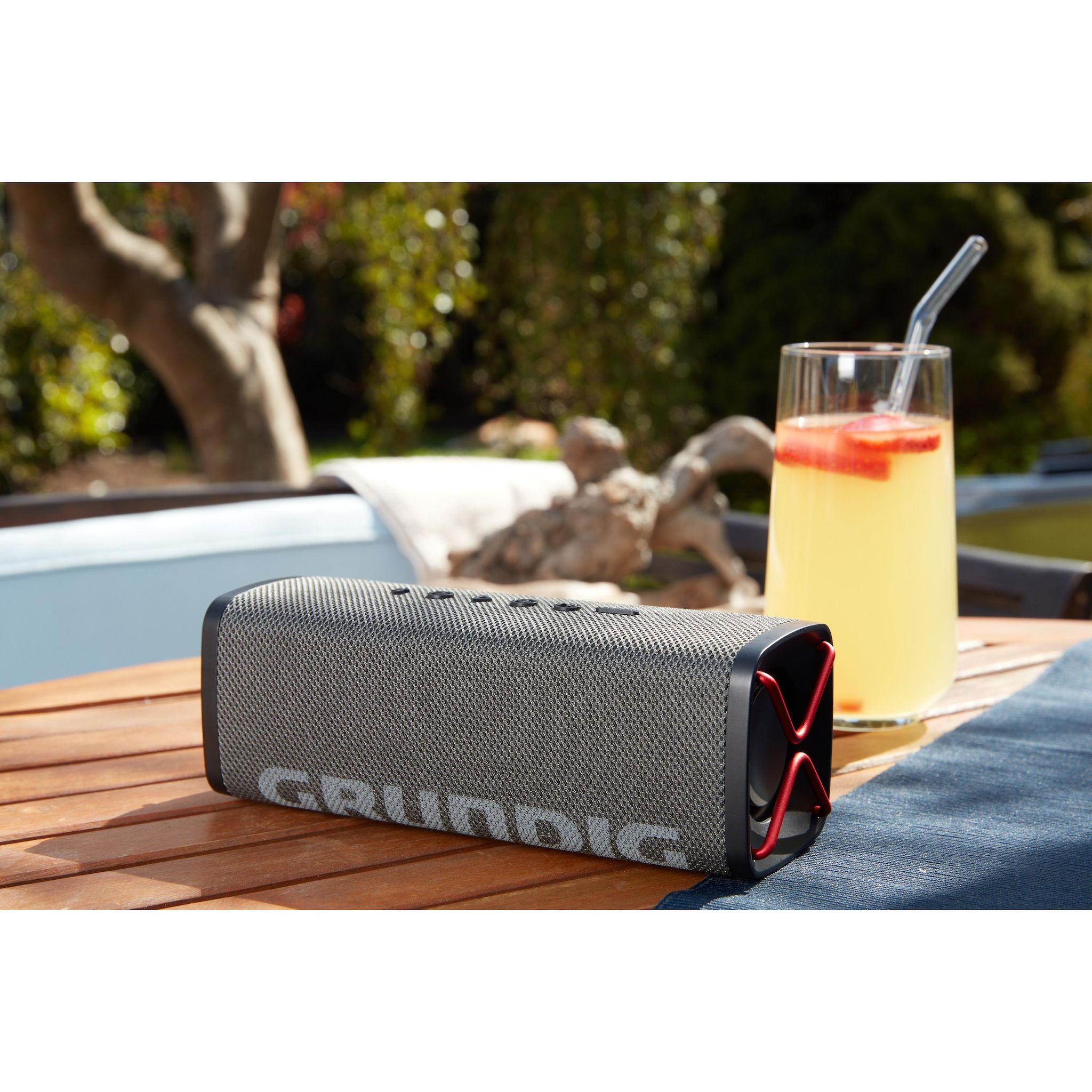 Voir la diapositive 7 : GRUNDIG Enceinte Club Waterproof - Noir