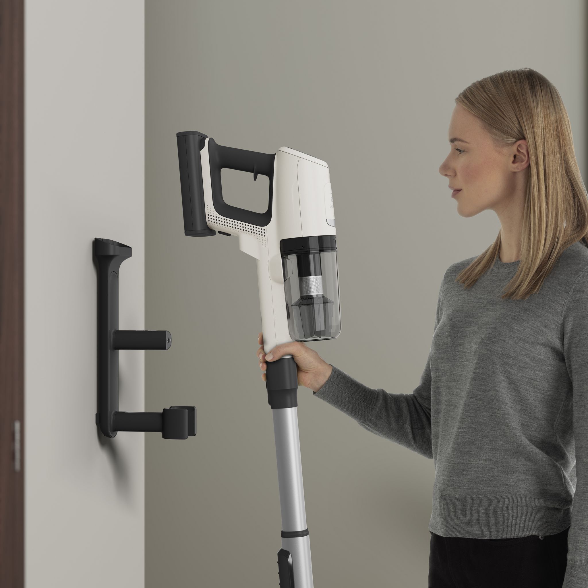 Voir la diapositive 4 : ELECTROLUX Aspirateur balai 800 EP81UB25SH - Blanc